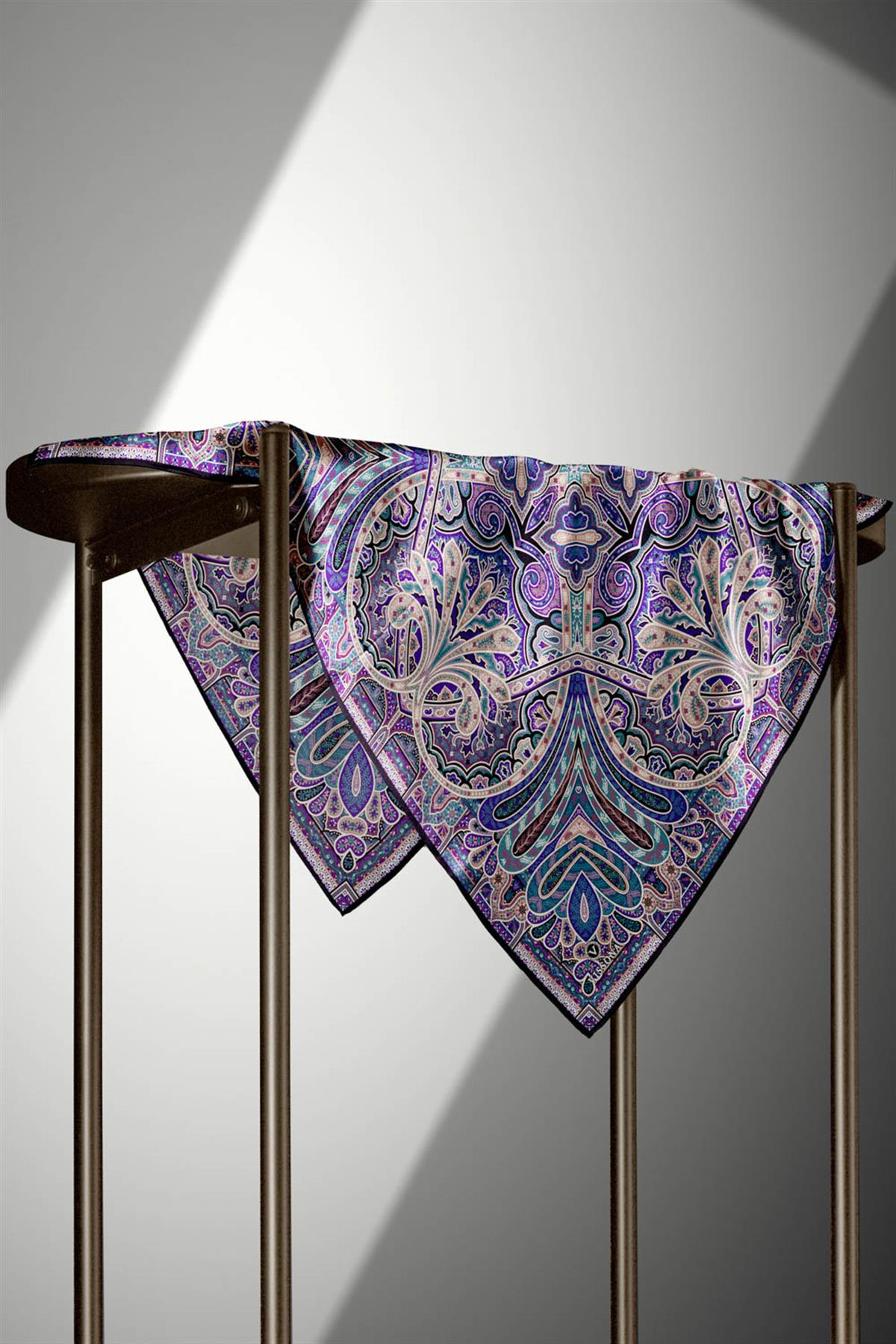 100% Twill İpek Etnik Desenli Mor - Petrol Yeşili Renkli 90x90 Dikim Şekli : El Dikişi Eşarp