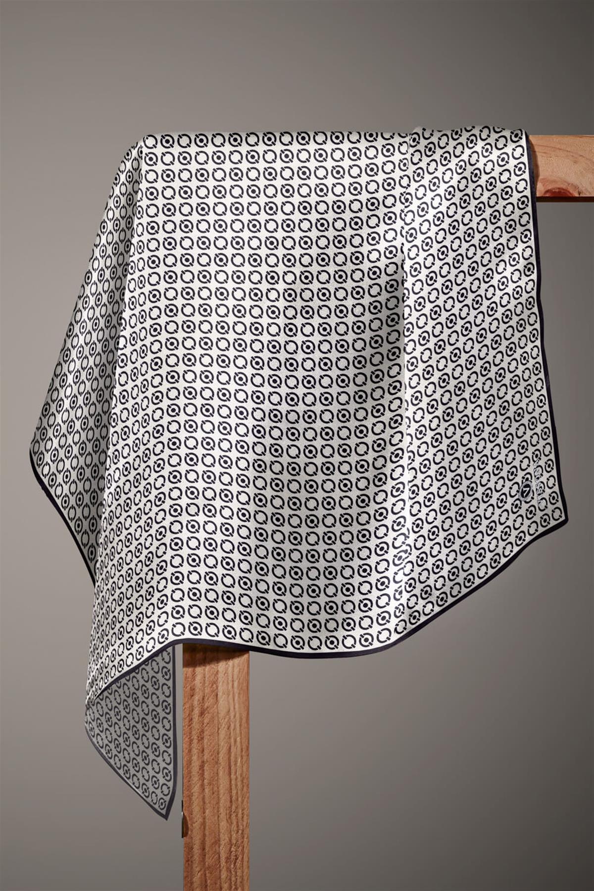 %100 Twill İpek Zincir Desenli Krem - Siyah Renkli 90x90 Eşarp Kenar Dikiş Şekli El Dikişli