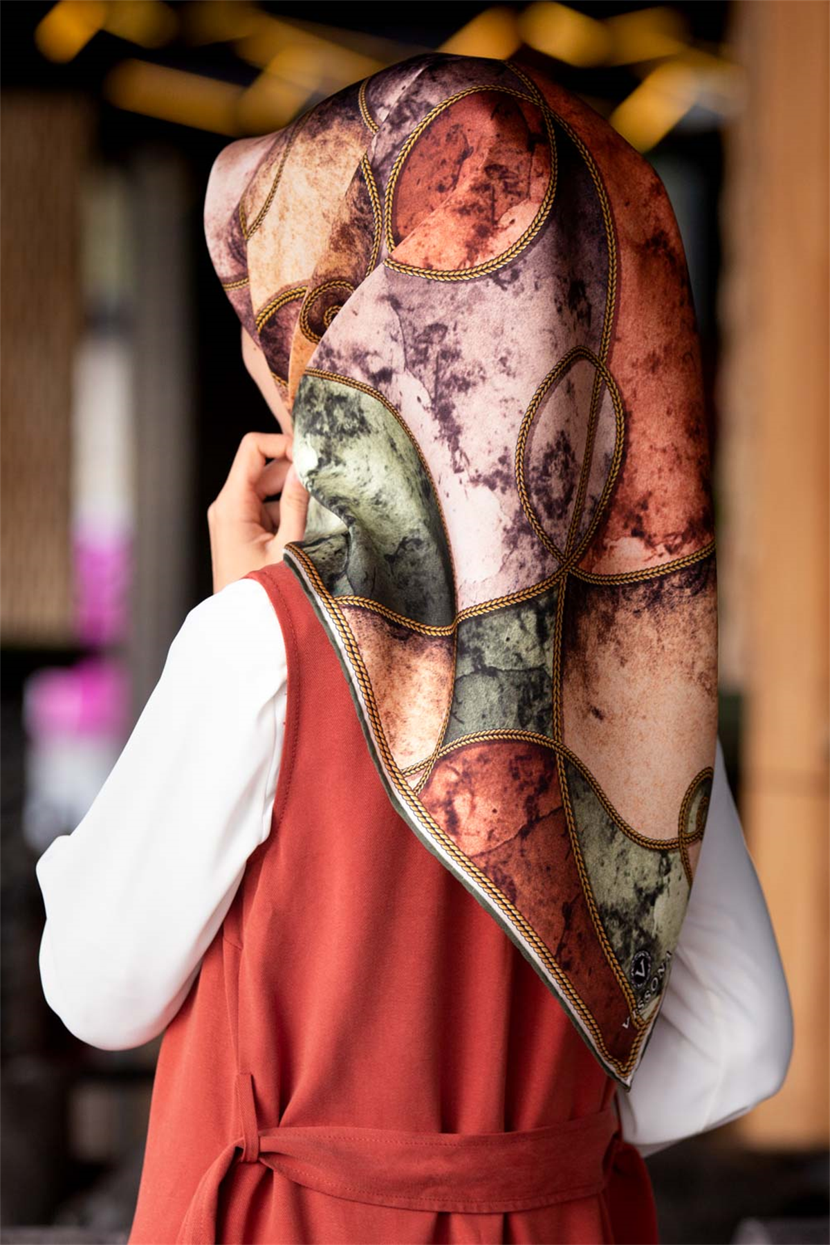 % 57 İPEK % 43 VİSKON Twill İpek Zincirli Mermer Desenli Haki - Bakır Renkli 90x90 Eşarp Dikim Şekli : El Dikişi