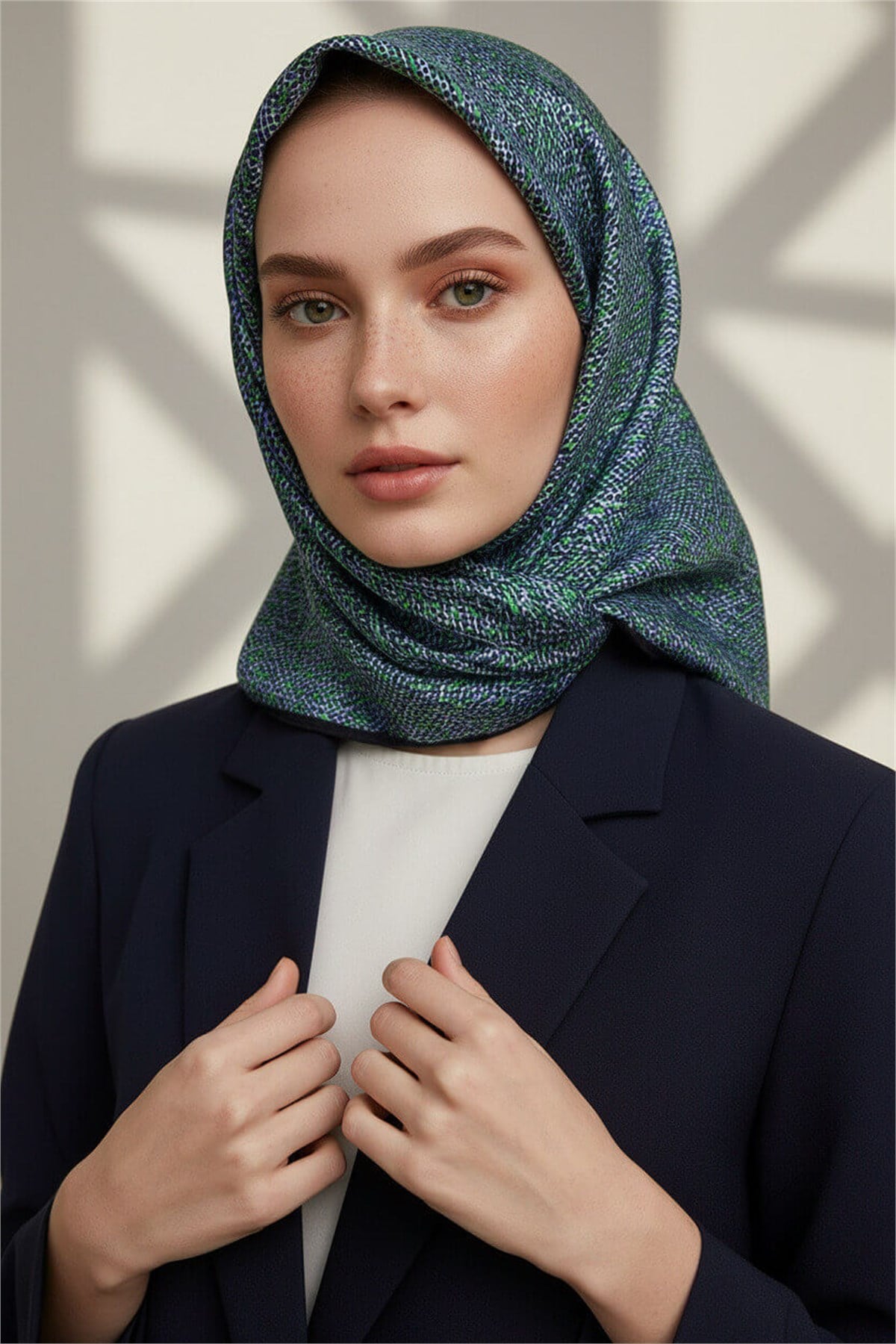 %100 Twill İpek Dokulu Desen Saks - Zümrüt Yeşili Renkli 90x90 Eşarp Kenar Dikiş Şekli El Dikişli