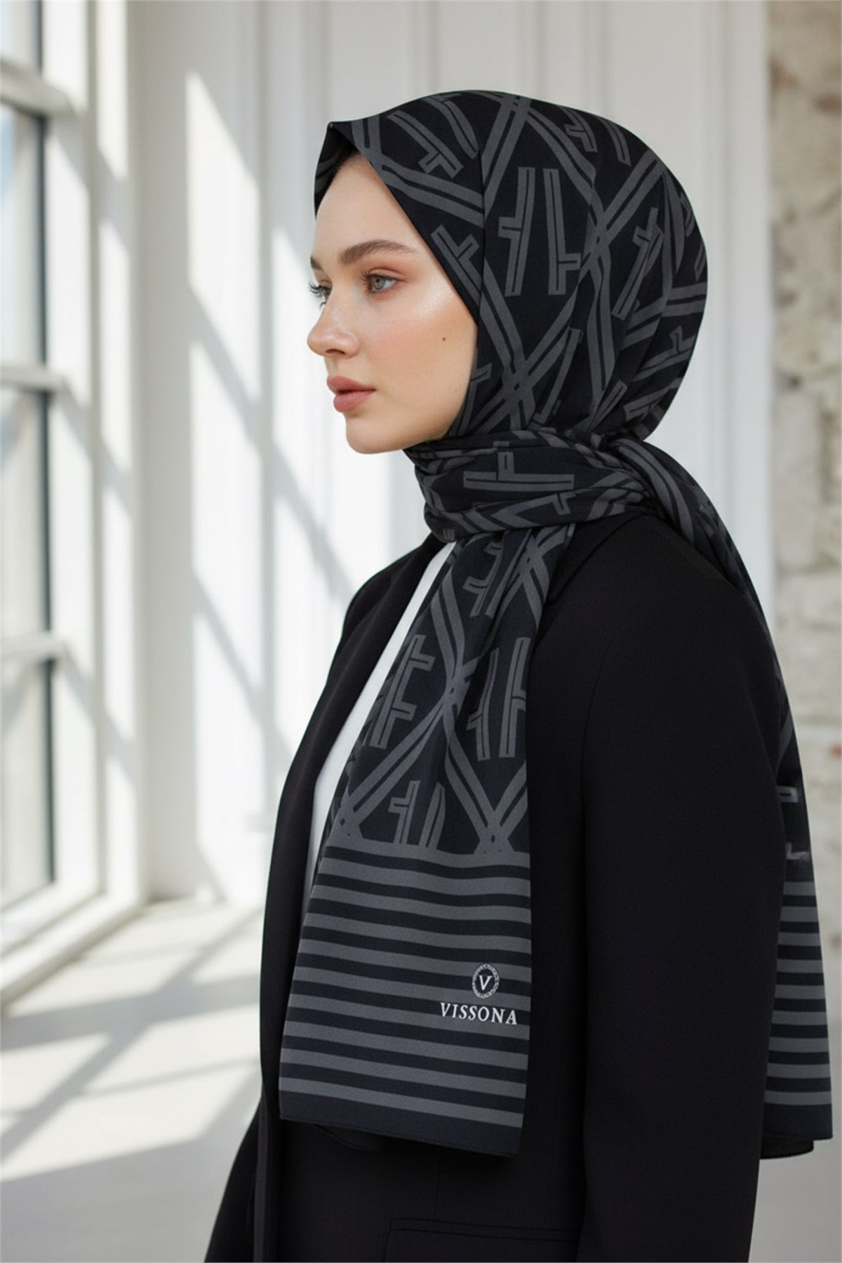 KREP MONOGRAM DESENLİ SİYAH - GRİ RENKLİ 75X195 KIRIŞMAZ ŞAL