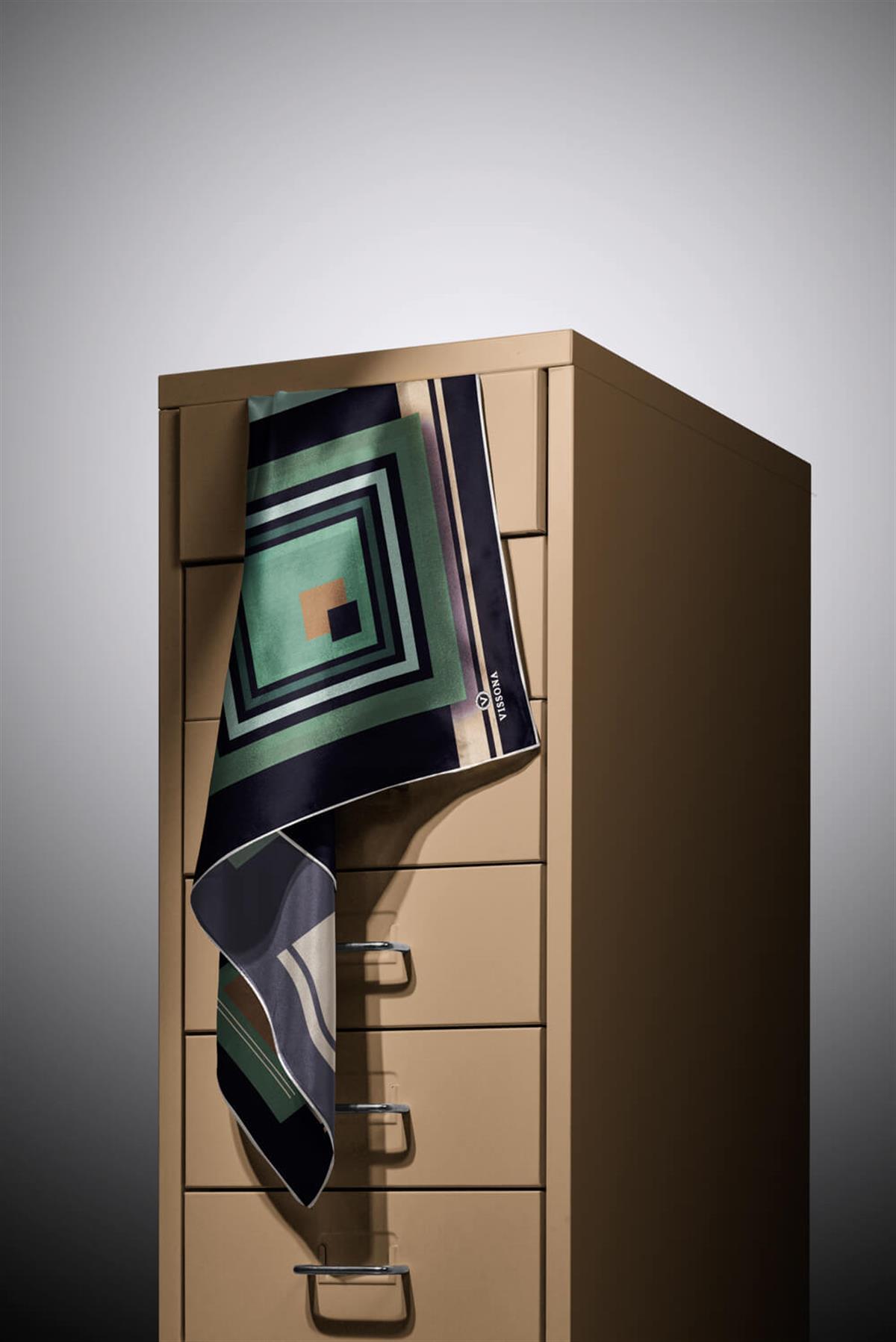 %100 Twill İpek Kare Desenli Siyah - Mint Yeşili Renkli 90x90 Eşarp Kenar Dikiş Şekli El Dikişli