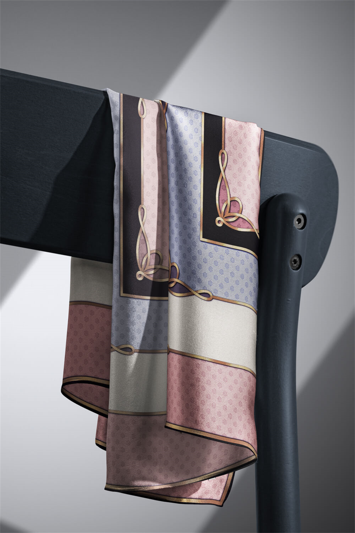 % 57 İPEK % 43 VİSKON Twill İpek Puantiyeli Ve Geometrik Desenli Pudra - Gri Renkli 90x90 Eşarp Dikim Şekli : El Dikişi