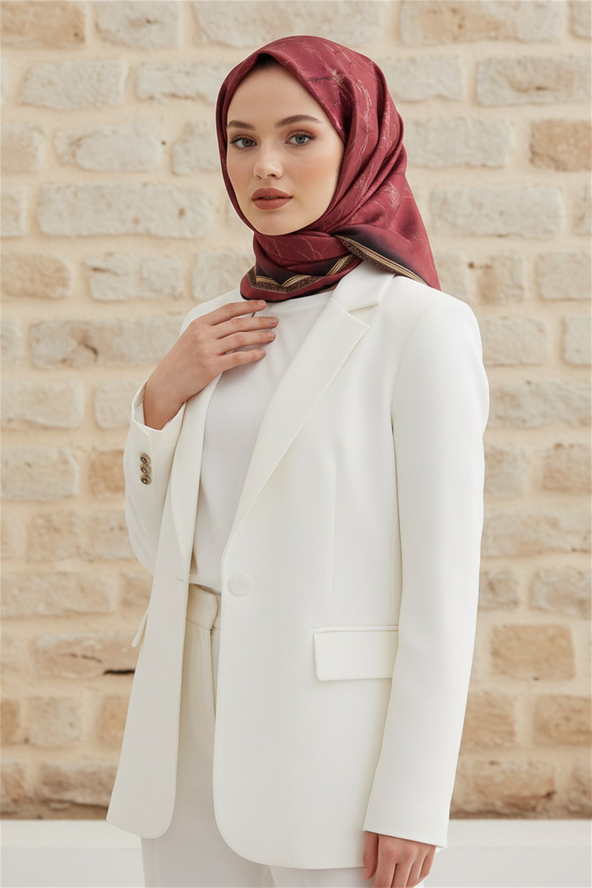 % 57 İPEK % 43 VİSKON Twill İpek Mermer Desenli Bordo Renkli 90x90 Eşarp Dikim Şekli : El Dikişi