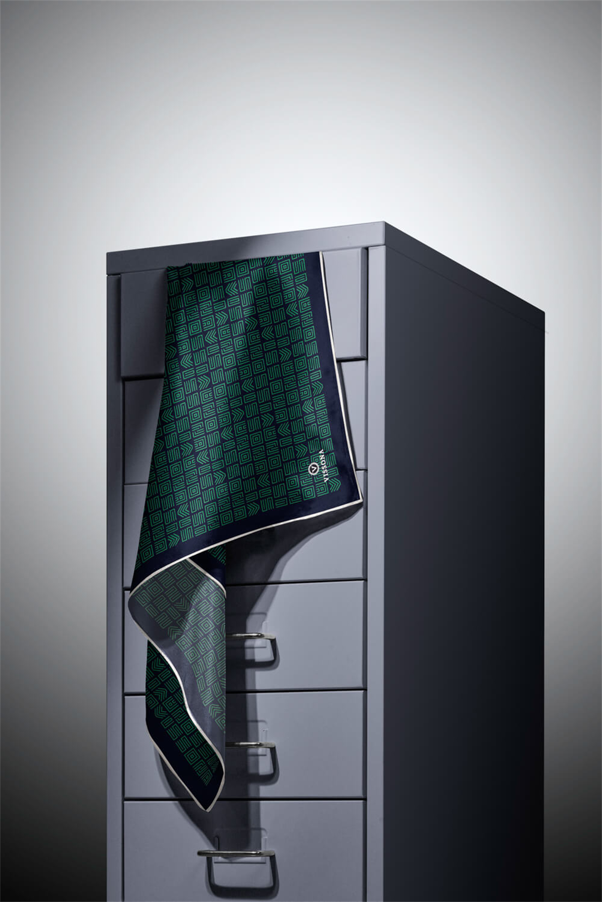 %57 İPEK %43 VİSKON Twill İpek Etnik Motif Desenli Zümrüt Yeşili - Lacivert Renkli 90x90 Eşarp Dikim Şekli : El Dikişi