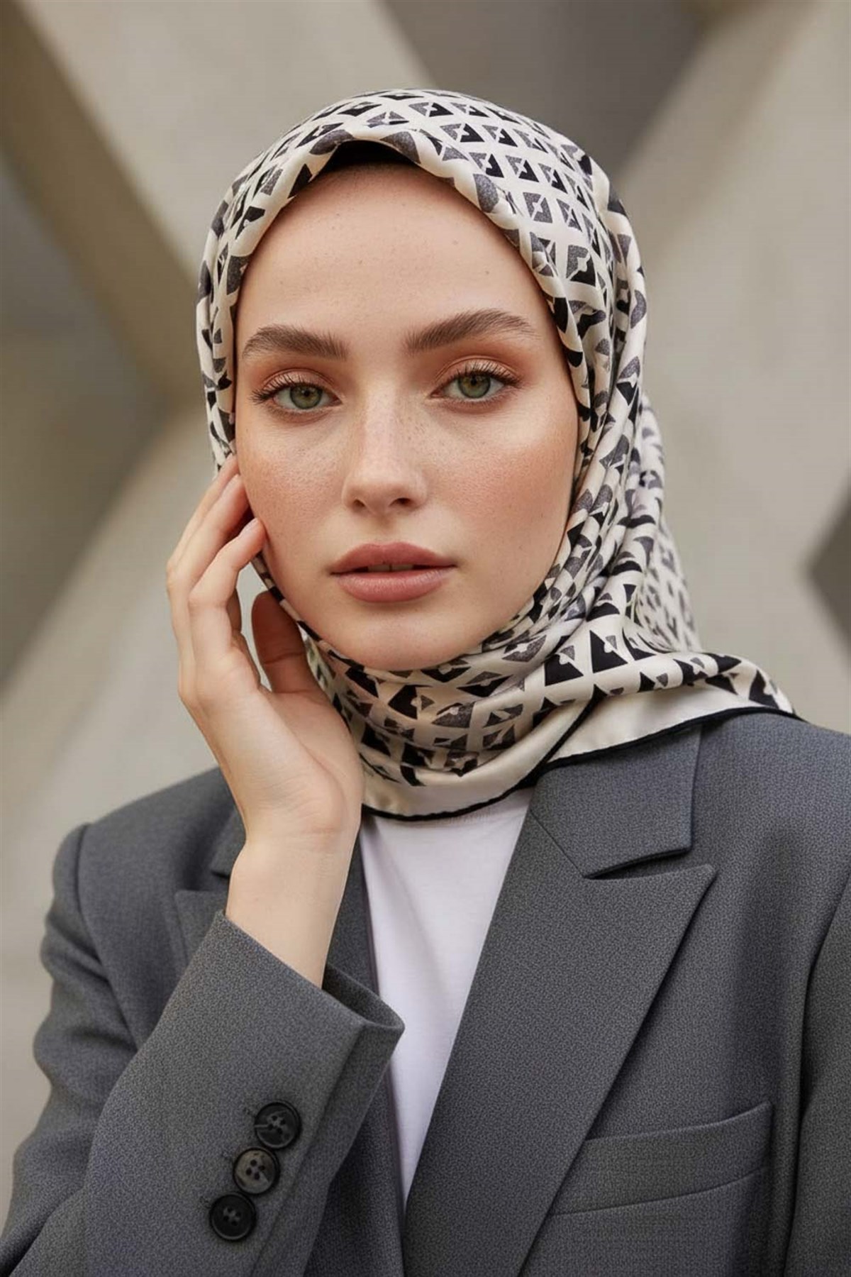 %100 Twill İpek Geometrik Desenli Beyaz - Siyah Renkli 90x90 Eşarp Dikim Şekli : El Dikişi