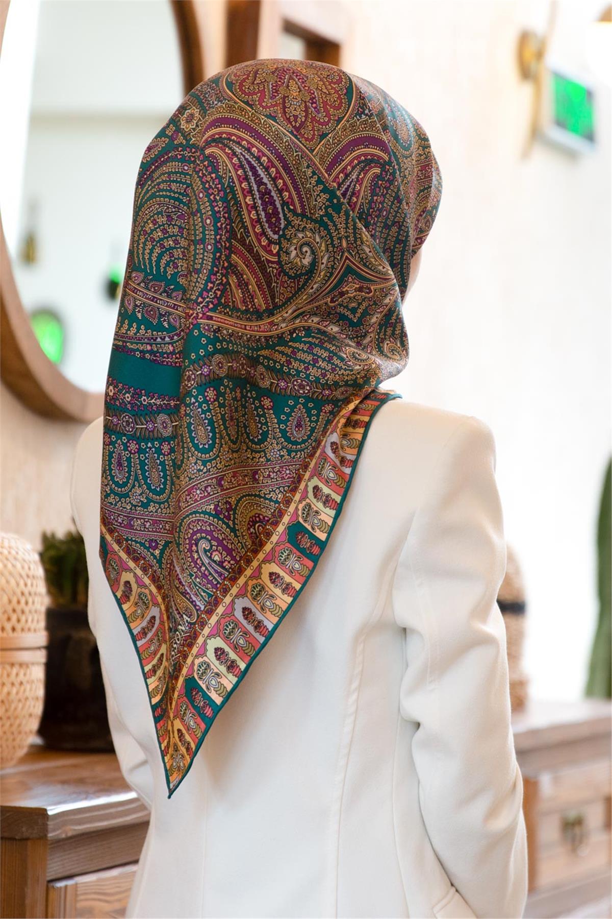 %100 Twill İpek Etro Desenli Petrol Mavisi Renkli 90x90 Eşarp Dikim Şekli : El Dikişi