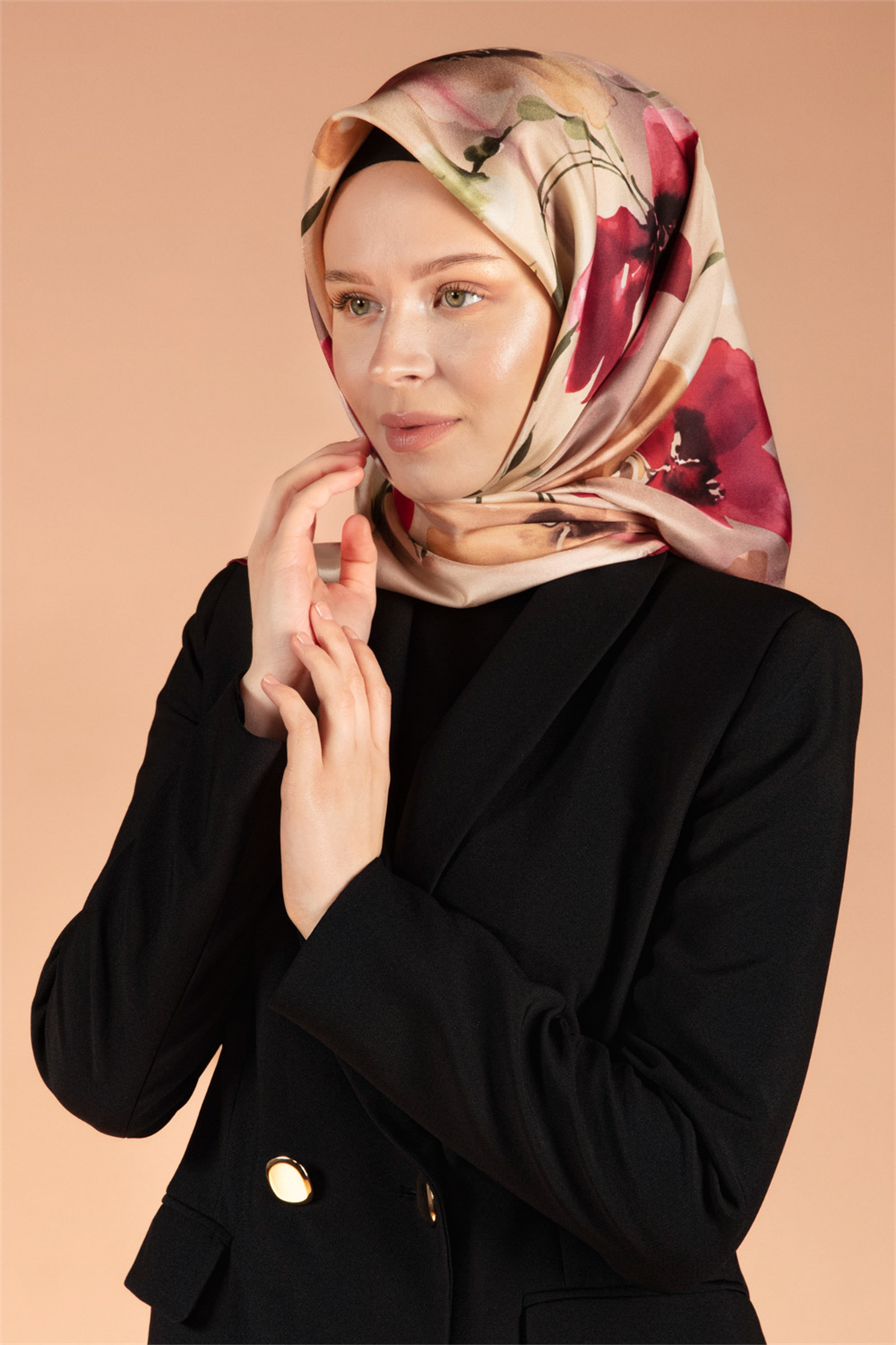 %100 Twill İpek Çiçek Desenli Bej - Bordo Renkli 90x90 Dikim Şekli : El Dikişi Eşarp