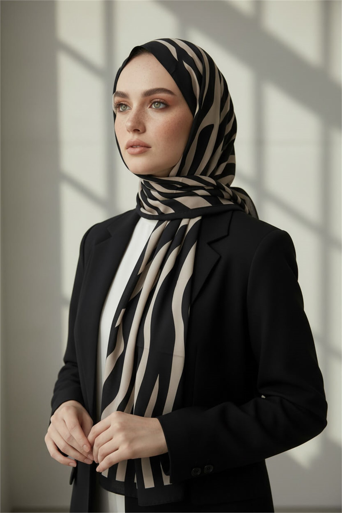 KREP KIRIŞMAZ ŞAL ZEBRA DESENLİ SİYAH - SÜTLÜKAHVE RENKLİ 75X190