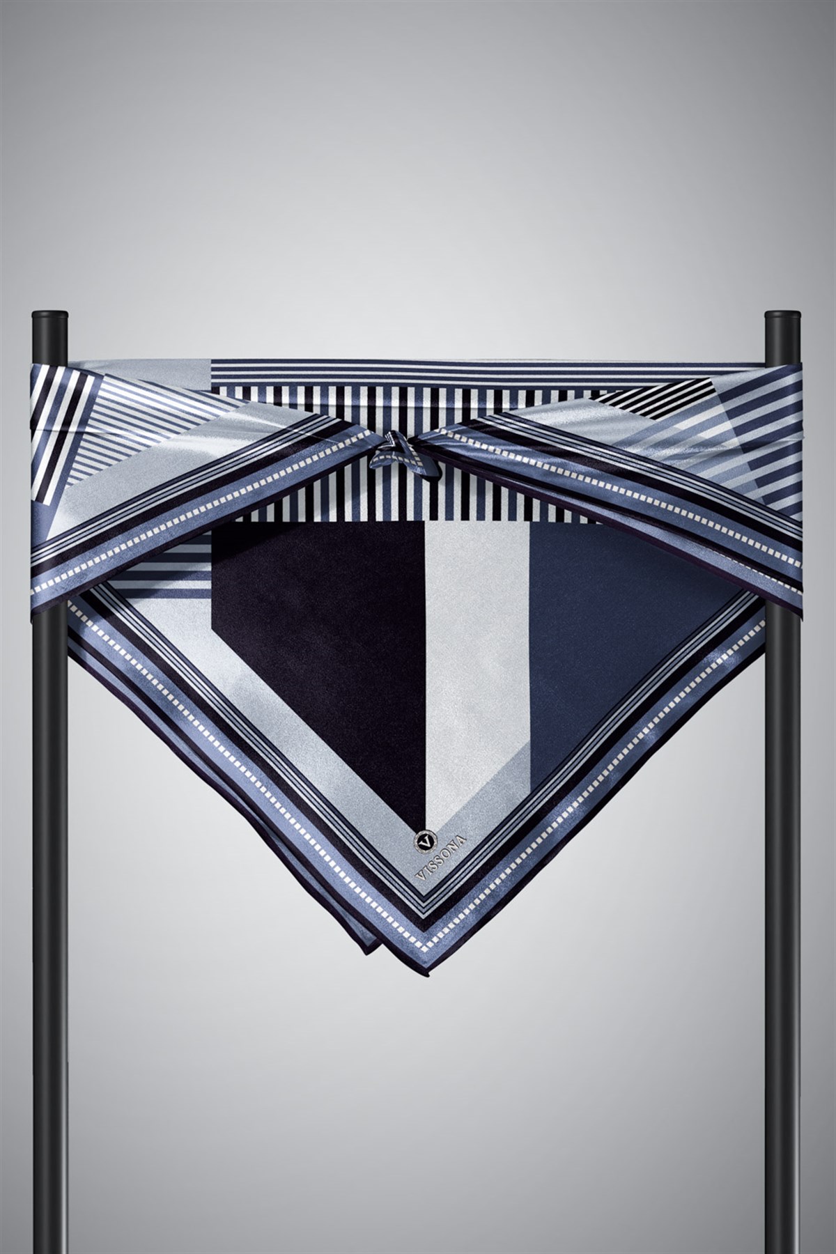 %100 Twill İpek Geometrik Desenli Gri Renkli 90x90 Eşarp Dikim Şekli : El Dikişi