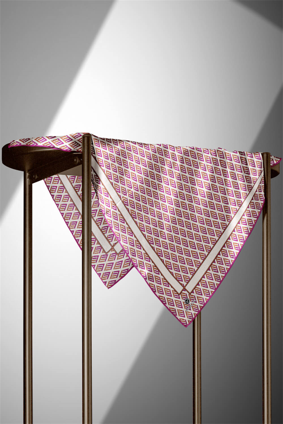 % 57 İPEK % 43 VİSKON Twill İpek Geometrik Desenli Fuşya - Turuncu Renkli 90x90 Eşarp Dikim Şekli : El Dikişi