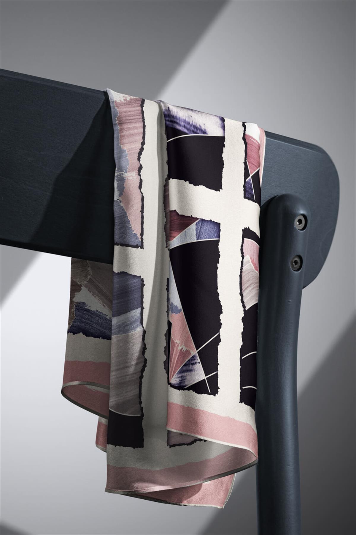 %100 Twill İpek Geometrik Desenli Pudra - Gri Renkli 90x90 Eşarp Dikim Şekli : El Dikişi