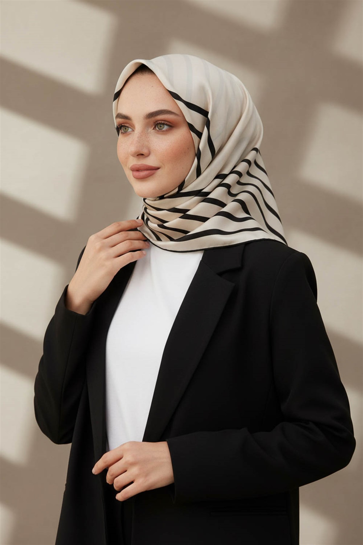 %100 Twill İpek Çizgili Desenli Krem - Siyah Renkli 90x90 Eşarp Dikim Şekli : El Dikişi