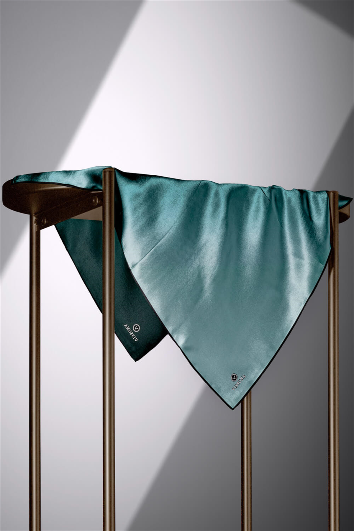 % 57 İPEK % 43 VİSKON Twill İpek Degrade Desenli Mint Yeşili Renkli 90x90 Eşarp Dikim Şekli : El Dikişi