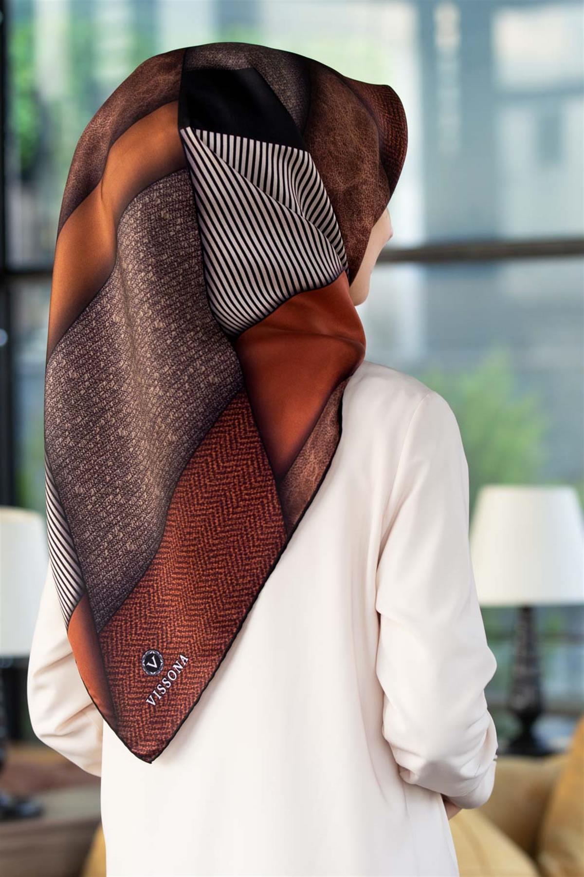 %100 Twill İpek Dokulu ve Geometrik Desenli Taba - Siyah Renkli 90x90 Eşarp Dikim Şekli : El Dikişi