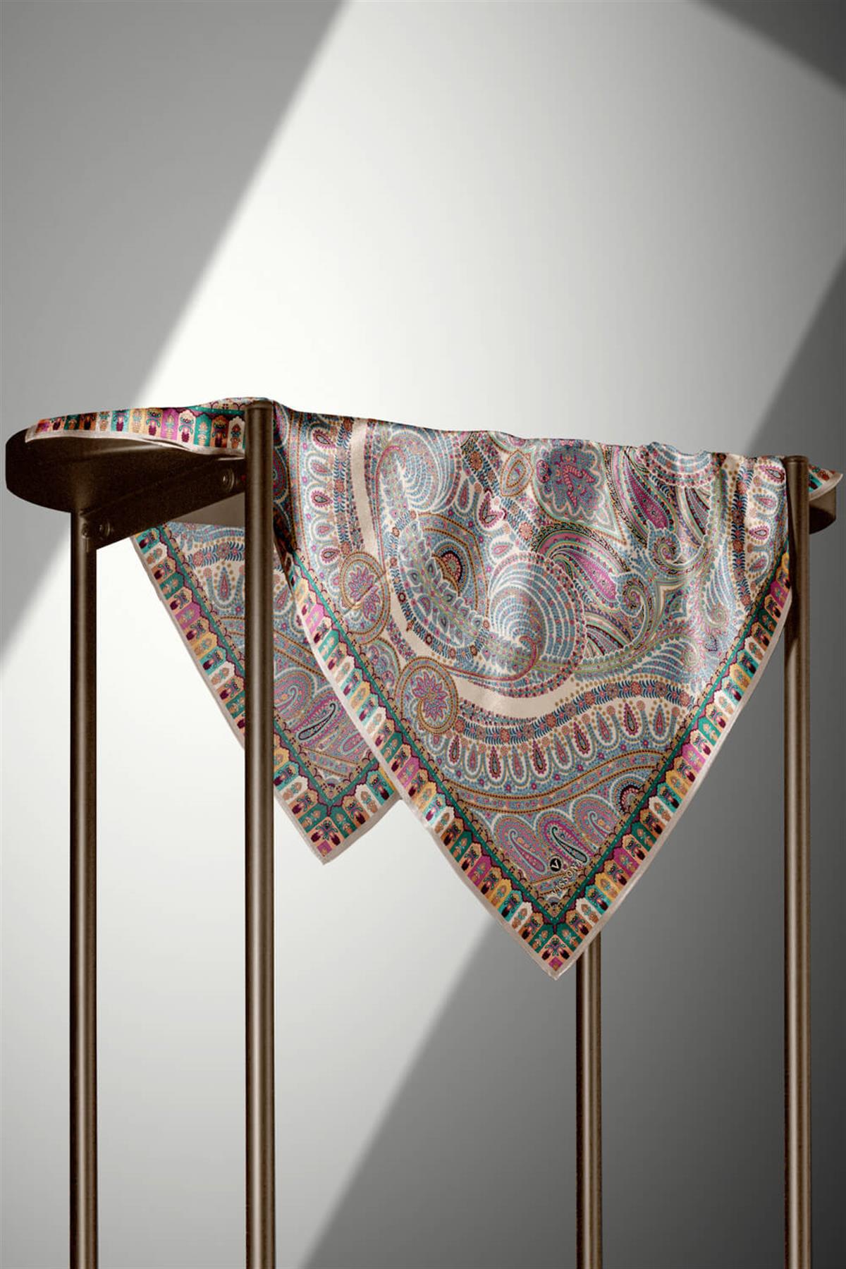 %100 Twill İpek Etro Desenli Vizon - İndigo Renkli 90x90 Eşarp Dikim Şekli : El Dikişi