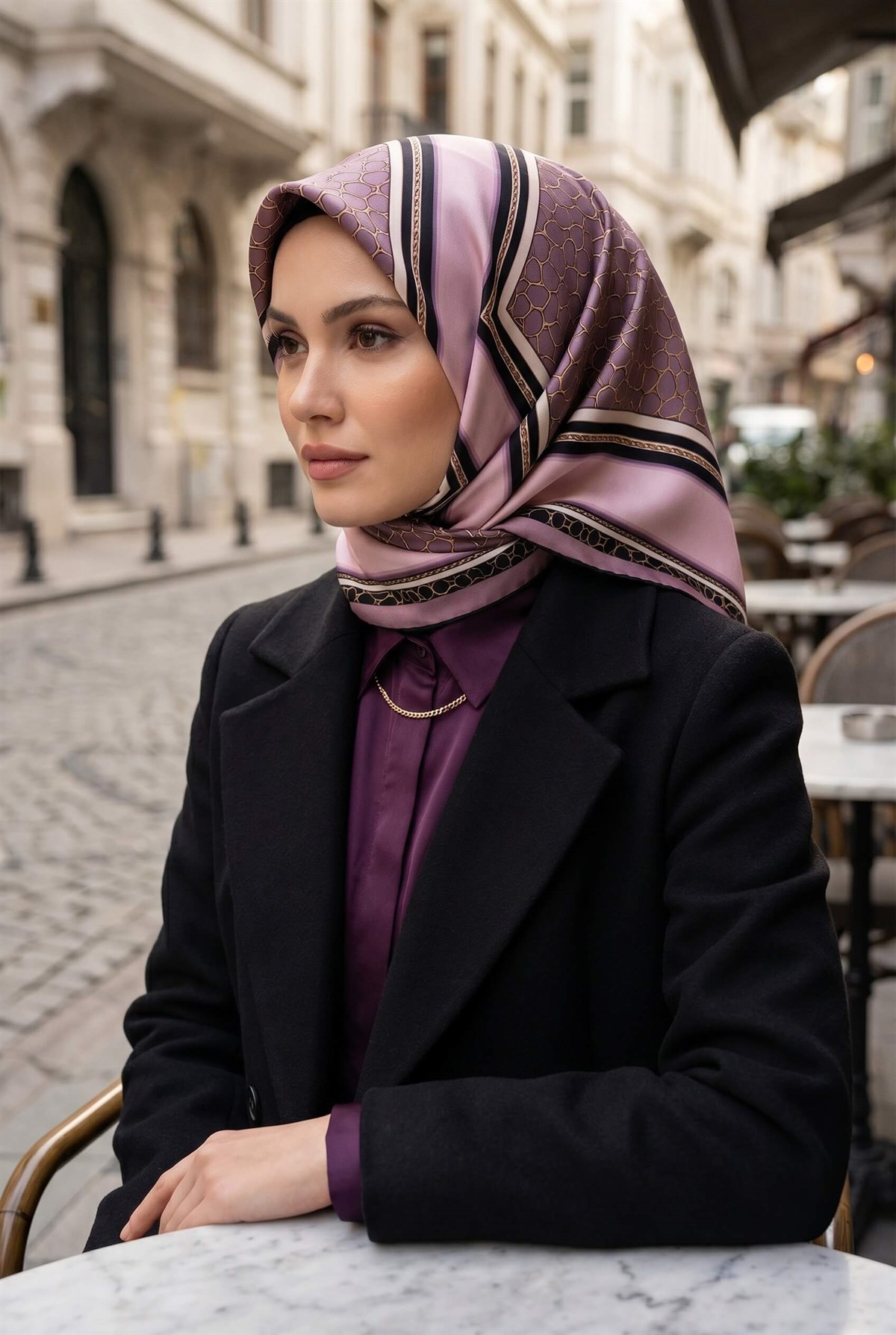 %100 Twill İpek Gold Halka Desenli Pudra - Siyah Renkli 90x90 Eşarp Dikim Şekli : El Dikişi