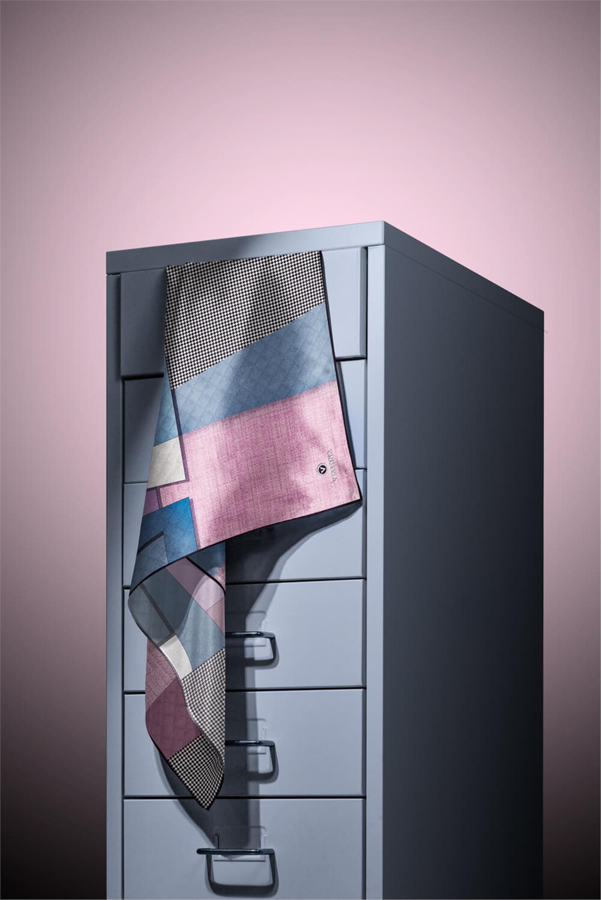 %100 Twill İpek Kazayaklı Ve Geometrik Desenli Pembe - İndigo Renkli 90x90 Eşarp Dikim Şekli : El Dikişi