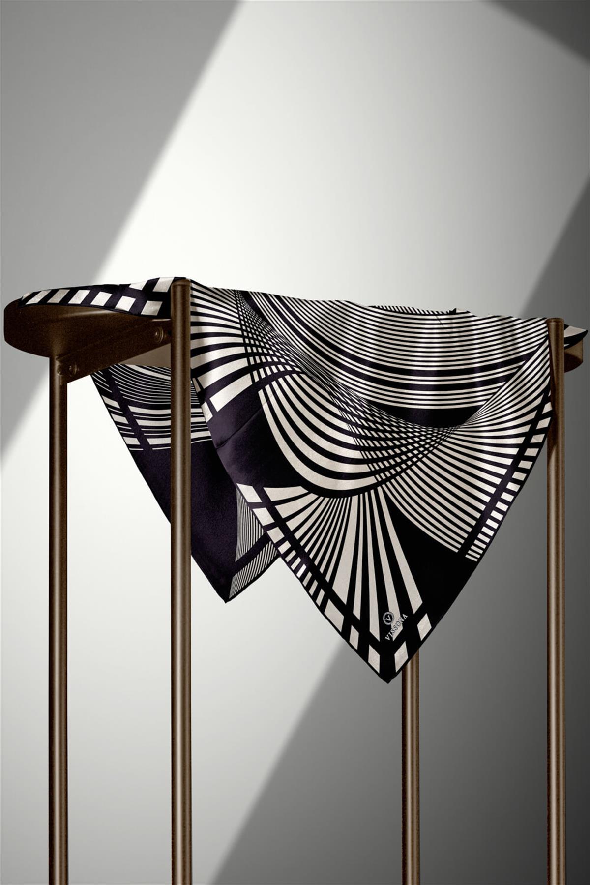 %100 Twill İpek Çizgili Desenli Siyah - Krem Renkli 90x90 Eşarp Dikim Şekli : El Dikişi
