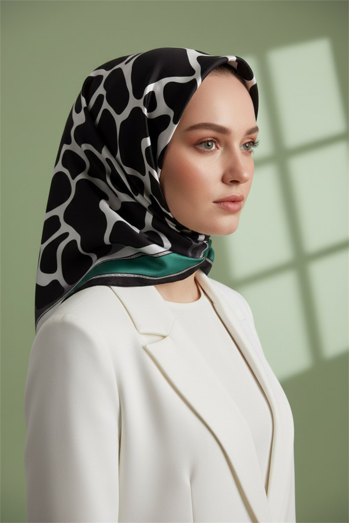 Kristal Taş Desenli Petrol Yeşili Renkli 90x90 Eşarp (İpek İçermez) Dikim Şekli : El Dikişi