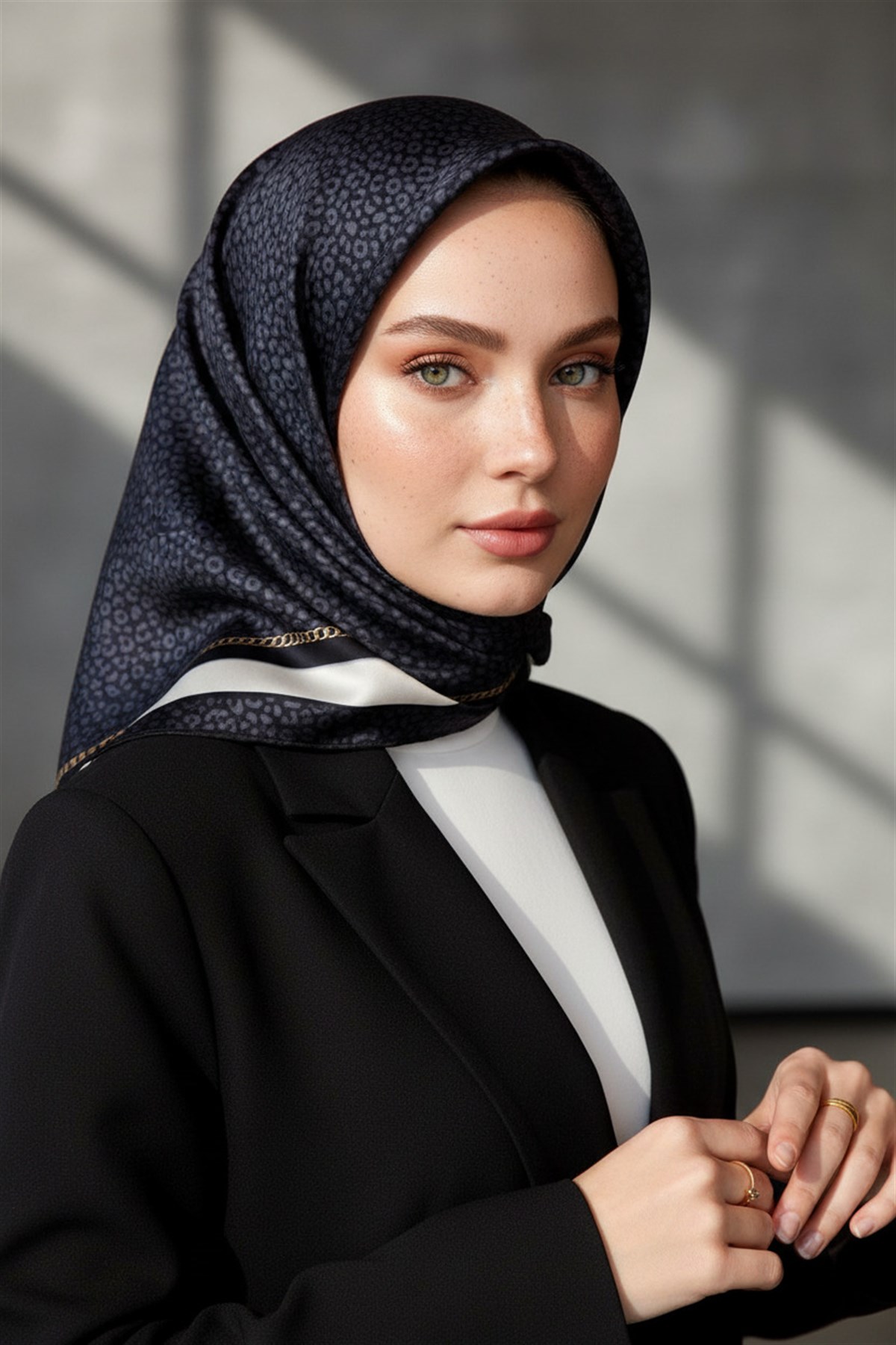 %100 Twill İpek Leopar Desenli Siyah Renkli 90x90 Eşarp Dikim Şekli : El Dikişi