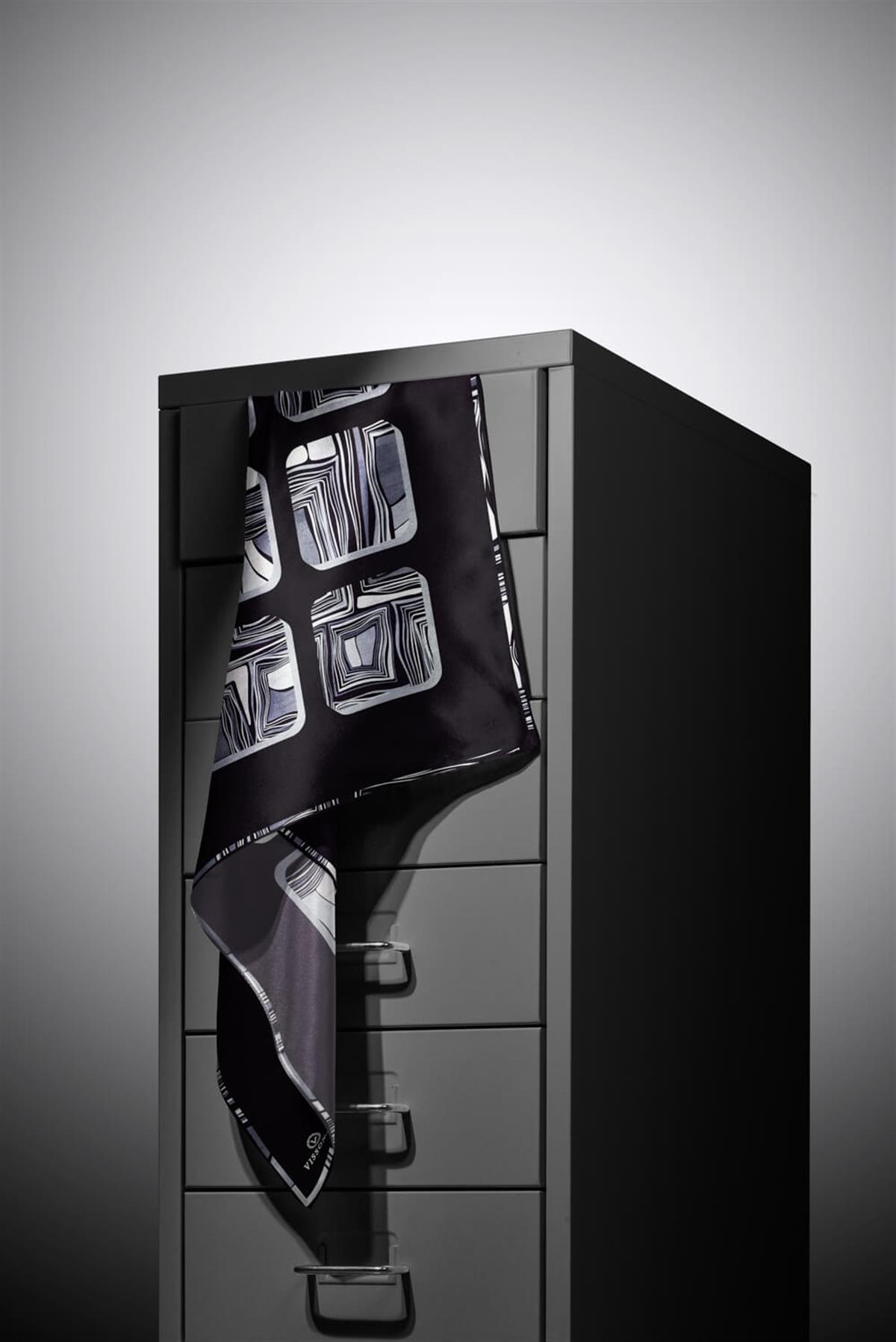 %100 Twill İpek Geometrik Kare Desenli Siyah - Beyaz Renkli 90x90 Eşarp Dikim Şekli : El Dikişi