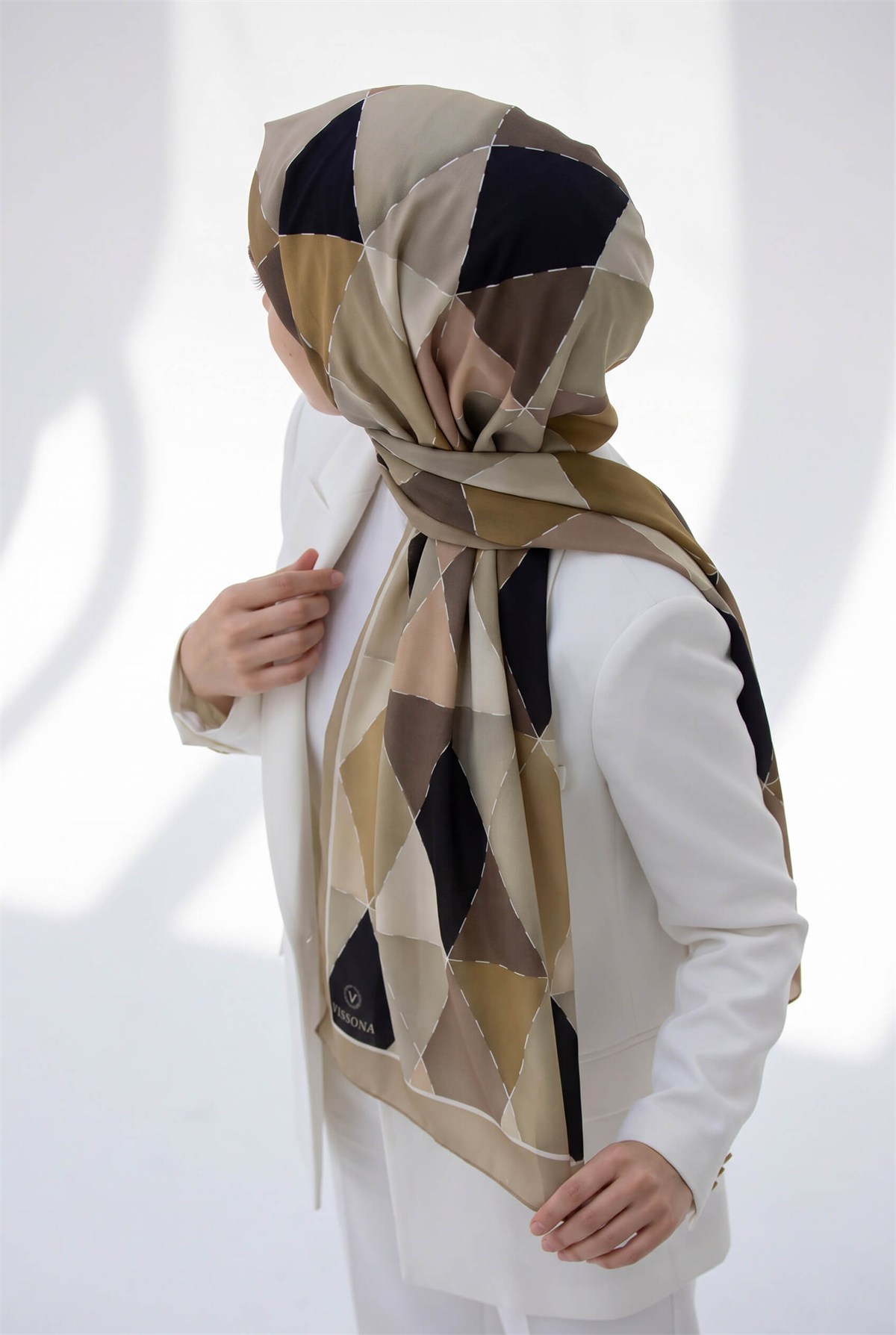 KREP ÜÇGEN YAMA DESENLİ BEJ RENKLİ 75X195 KIRIŞMAZ ŞAL