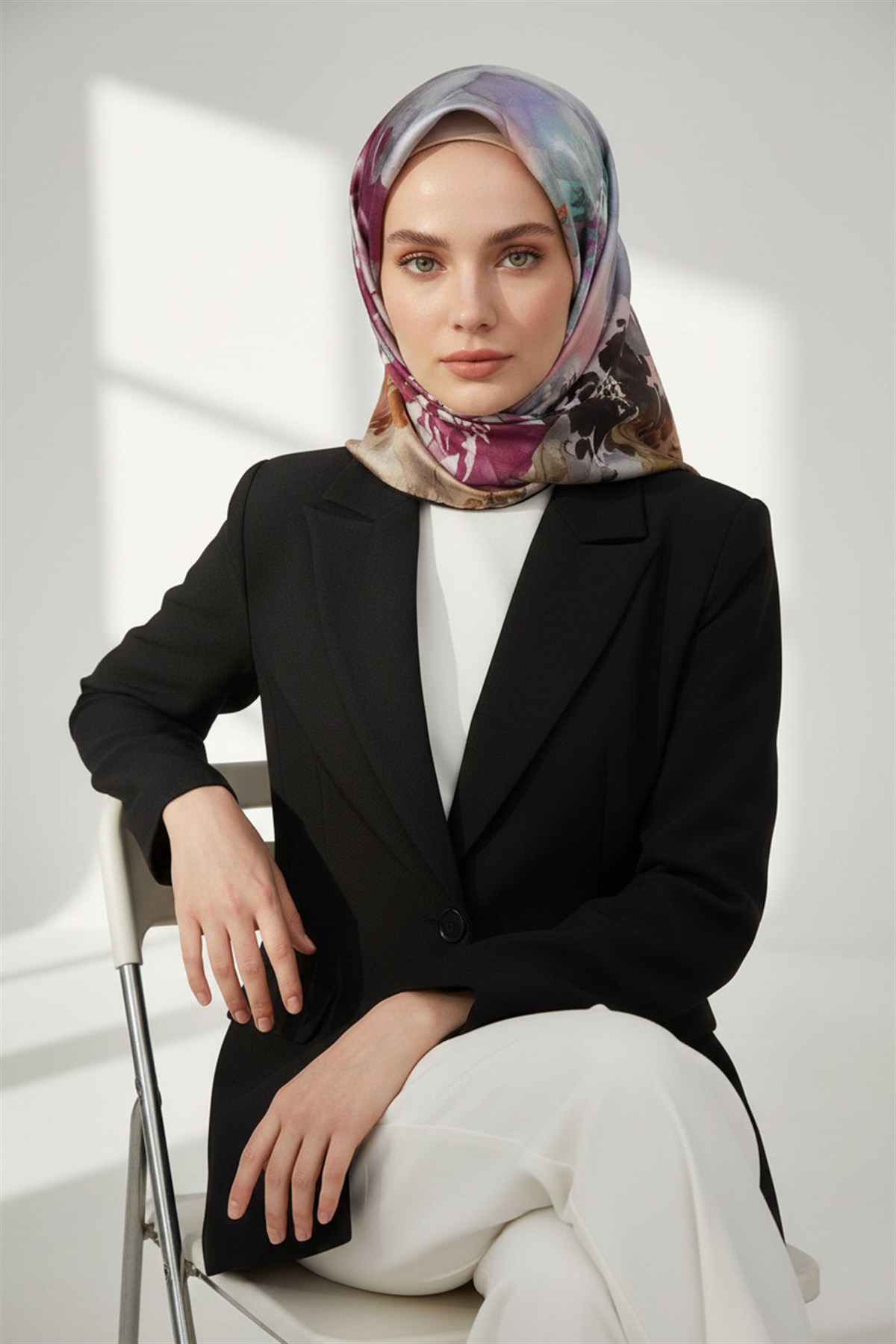 %100 Twill İpek Çiçek  Desenli Siyah - Mürdüm Renkli 90x90 Eşarp Dikim Şekli : El Dikişi