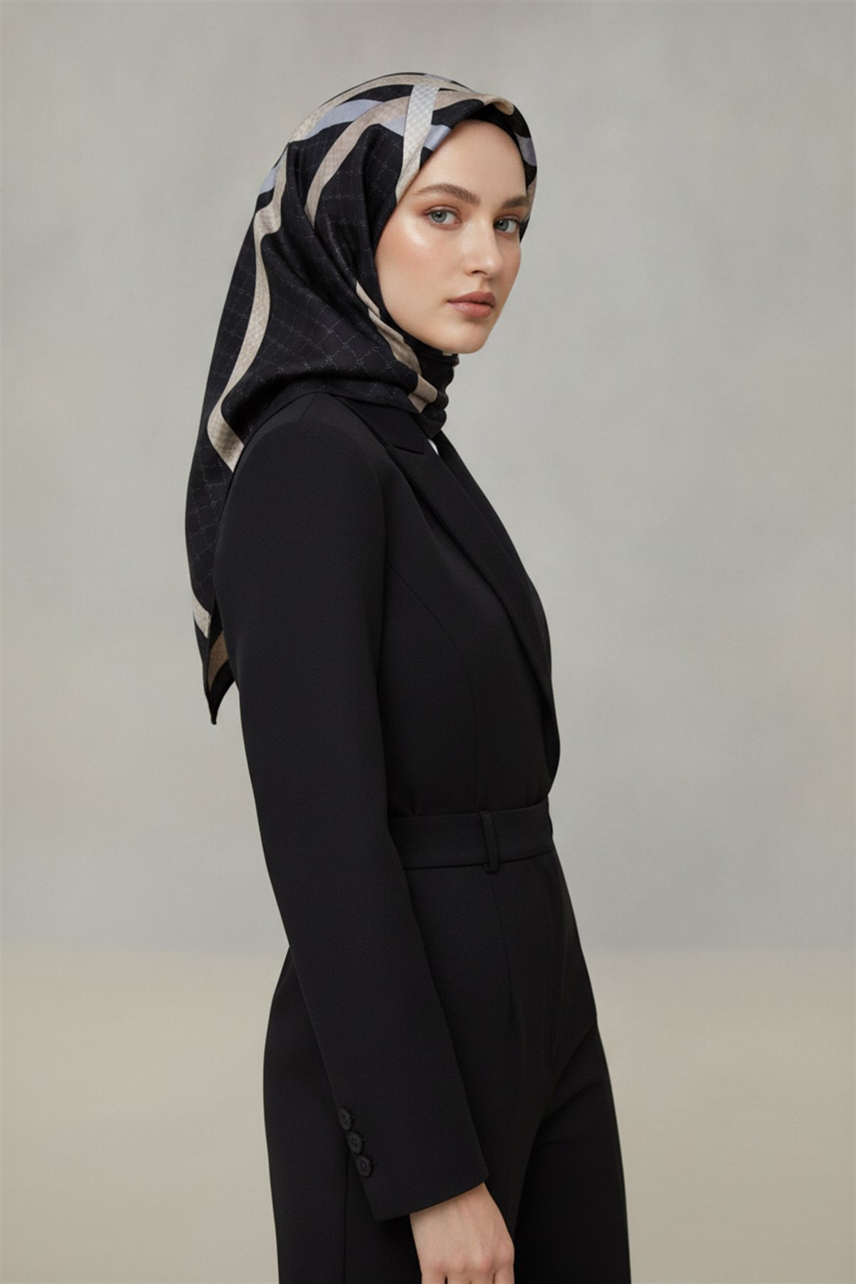 %57 İPEK %43 VİSKON Twill İpek Monogram Ve Şerit Desenli Siyah - Bej Renkli 90x90 Eşarp Dikim Şekli : El Dikişi