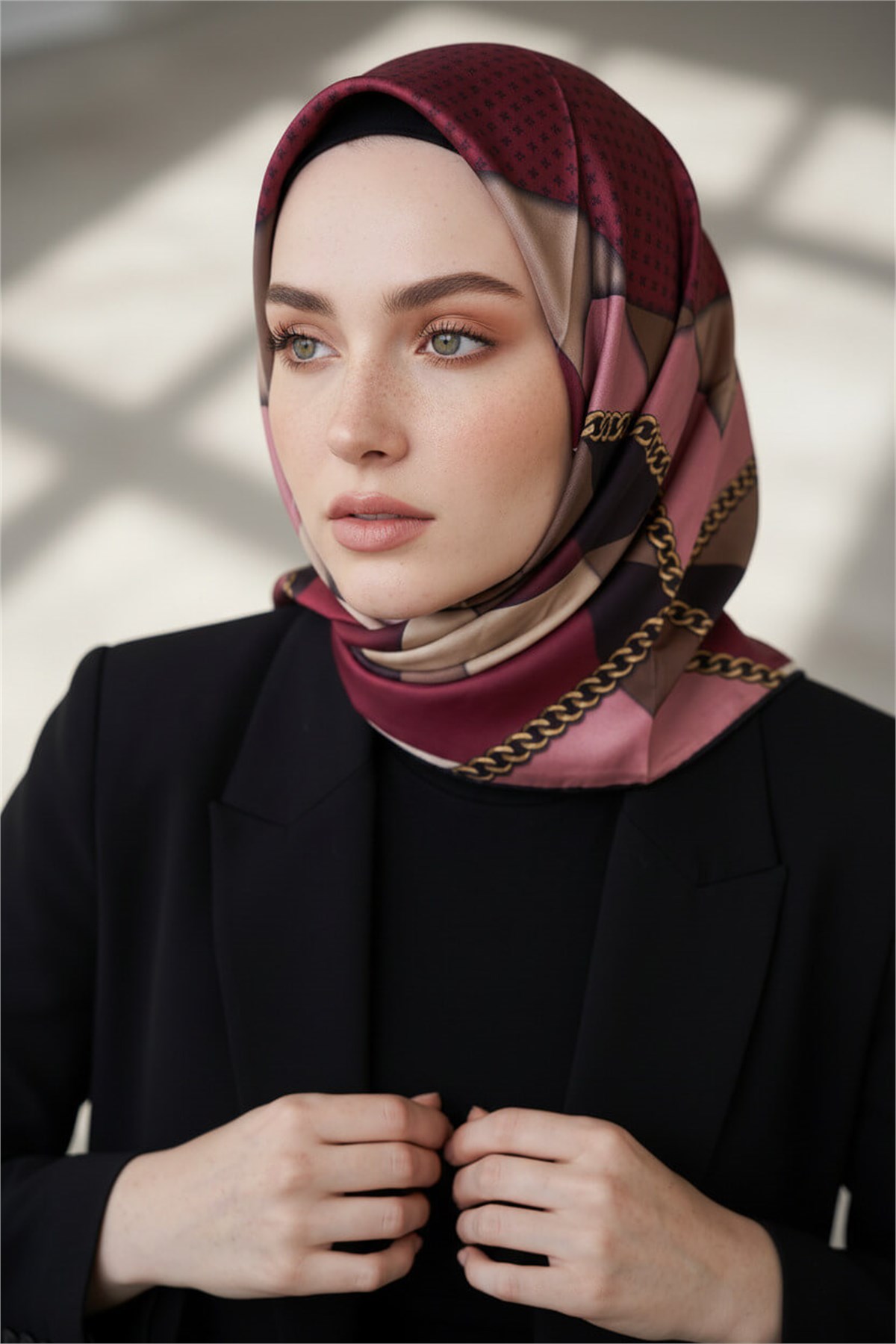 %100 Twill İpek Geometrik Desenli Bordo - Bej Renkli 90x90 Eşarp Dikim Şekli : El Dikişi