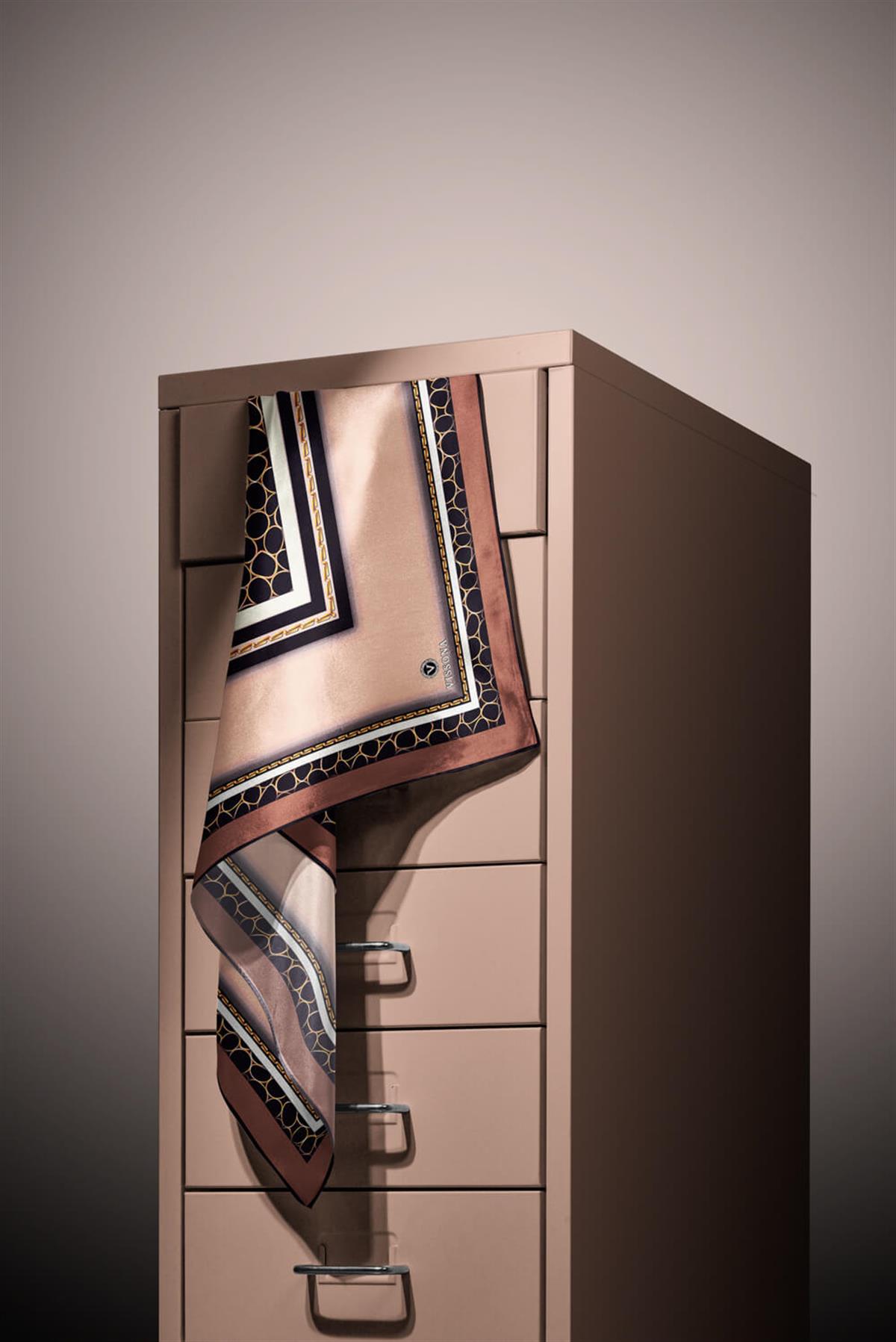 %100 Twill İpek Gold Halka Desenli Bej - Kahverengi Renkli 90x90 Eşarp Dikim Şekli : El Dikişi