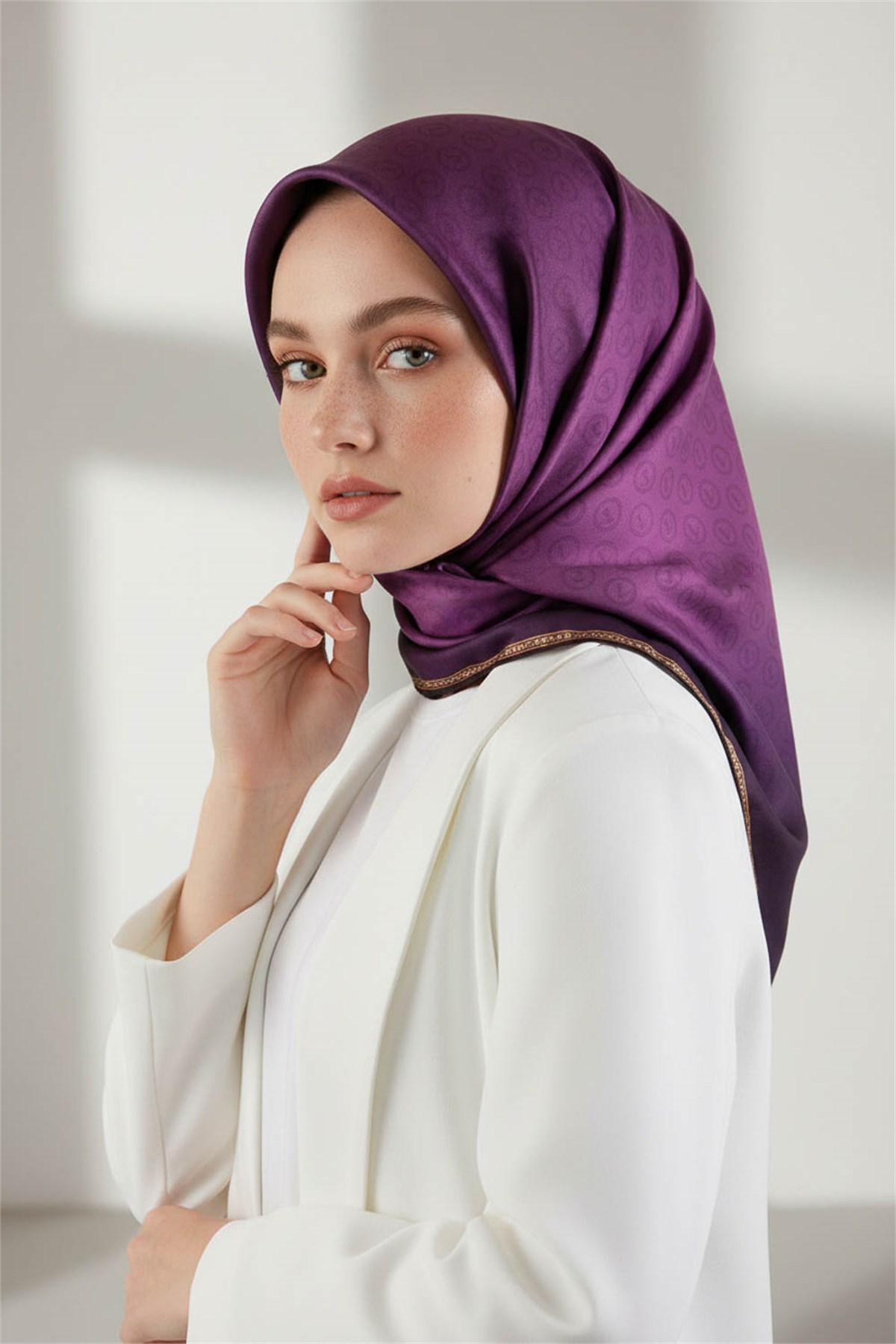 Rayon Degra Desenli Mürdüm Renkli 90x90 Dikim Şekli : El Dikişi Eşarp (İpek İçermez) Kenar Dikiş Şekli El Dikişli