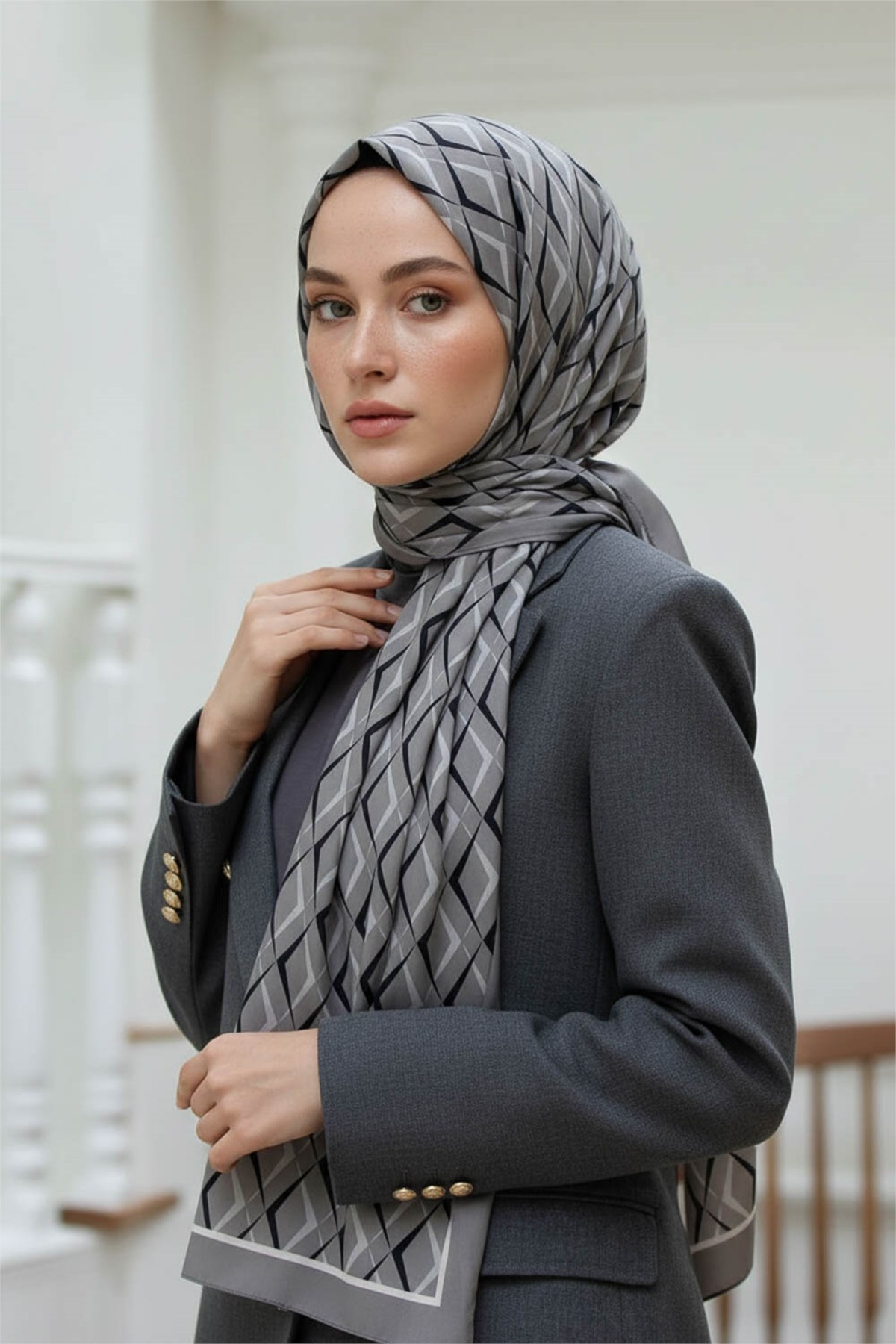 KREP GEOMETRİK DESENLİ GRİ RENKLİ 75X195 KIRIŞMAZ ŞAL