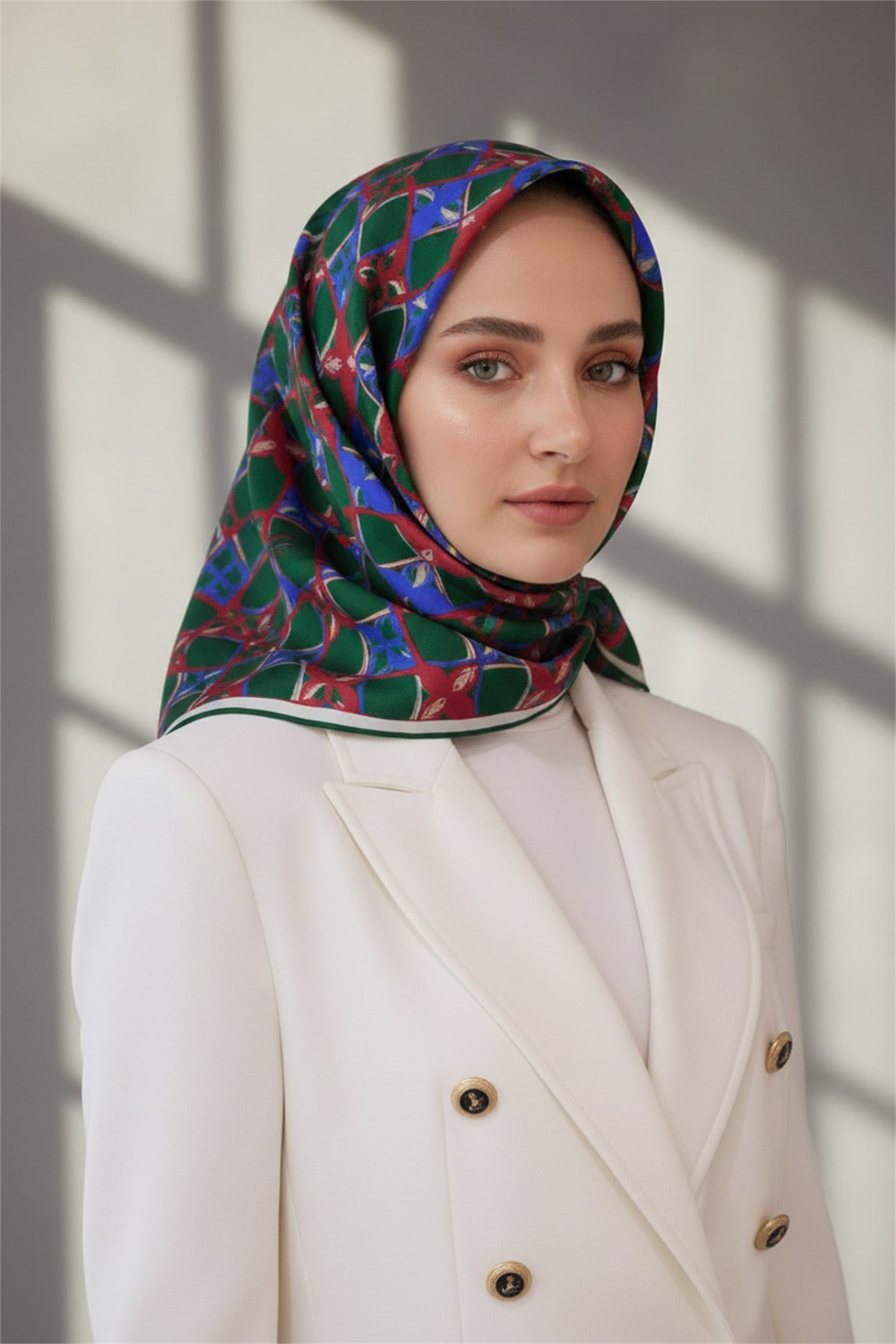 %100 Twill İpek Geometrik Desenli Zümrüt Yeşili Renkli 90x90 Eşarp Dikim Şekli : El Dikişi