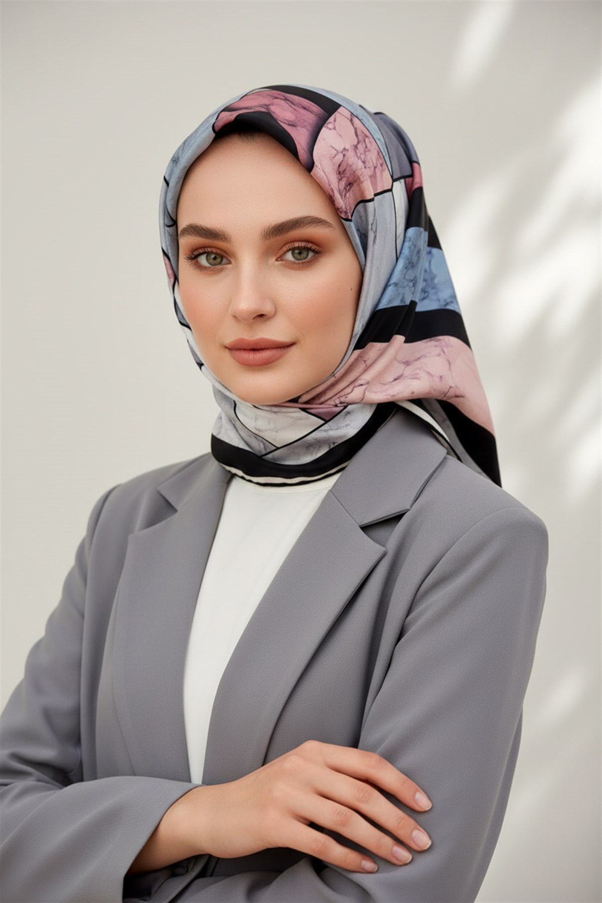 %100 Twill İpek Geometrik Mermer Desenli Pudra - Siyah Renkli 90x90 Eşarp Dikim Şekli : El Dikişi