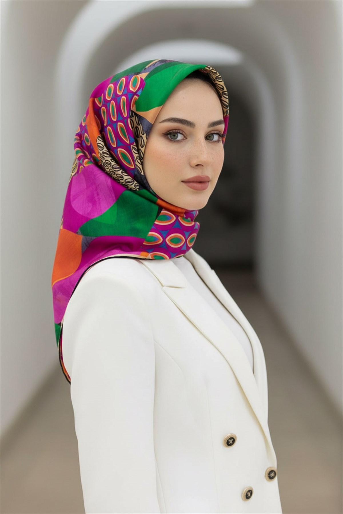%100 Twill İpek Geometrik Desenli Fuşya - Zümrüt Yeşili Renkli 90x90 Eşarp Eşarp Kenar Dikiş Şekli El Dikişli