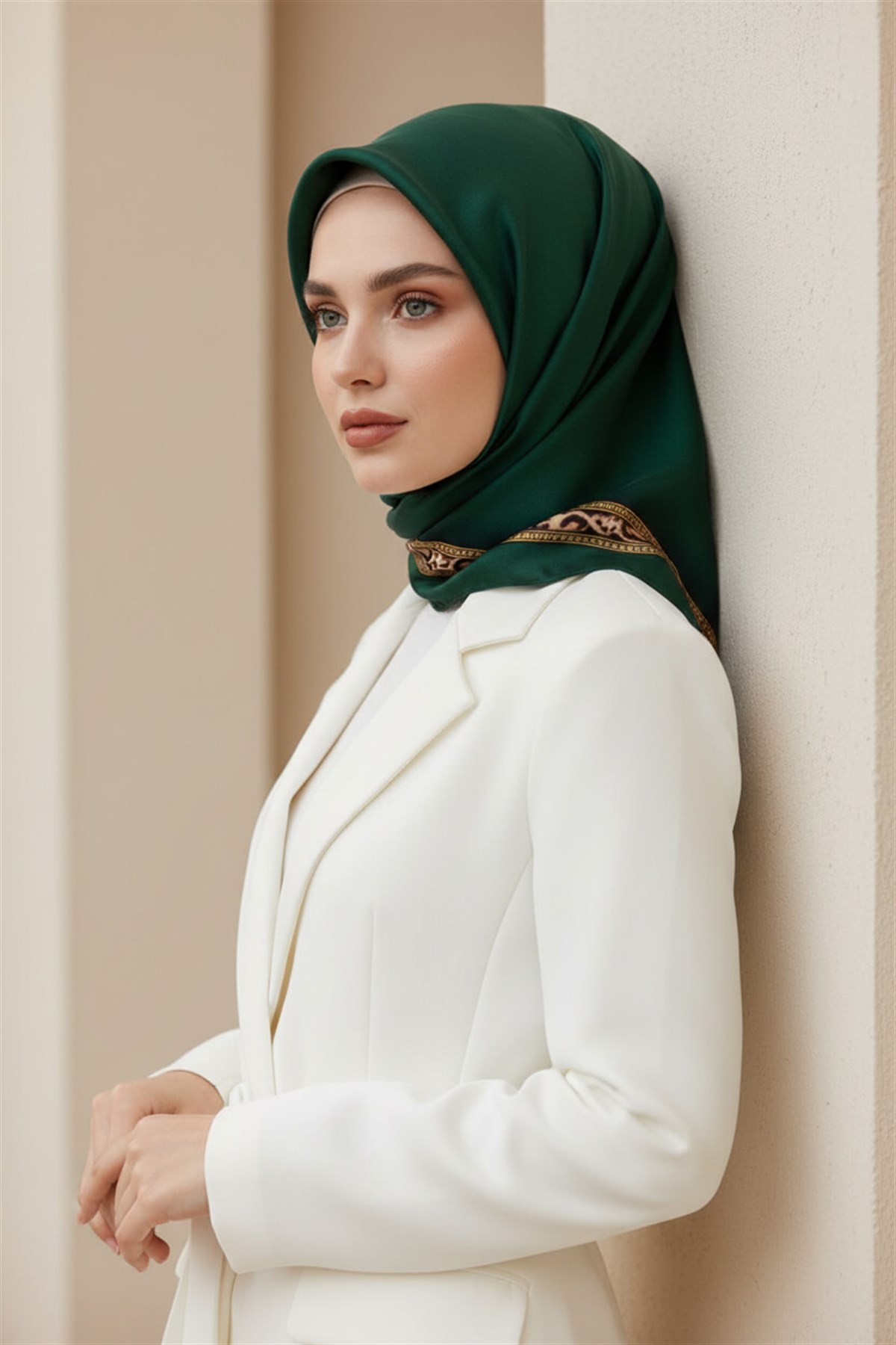 %100 Twill İpek Bordürü Leoparlı Düz Desenli Zümrüt Yeşili - Gold Renkli 90x90 Eşarp Dikim Şekli : El Dikişi