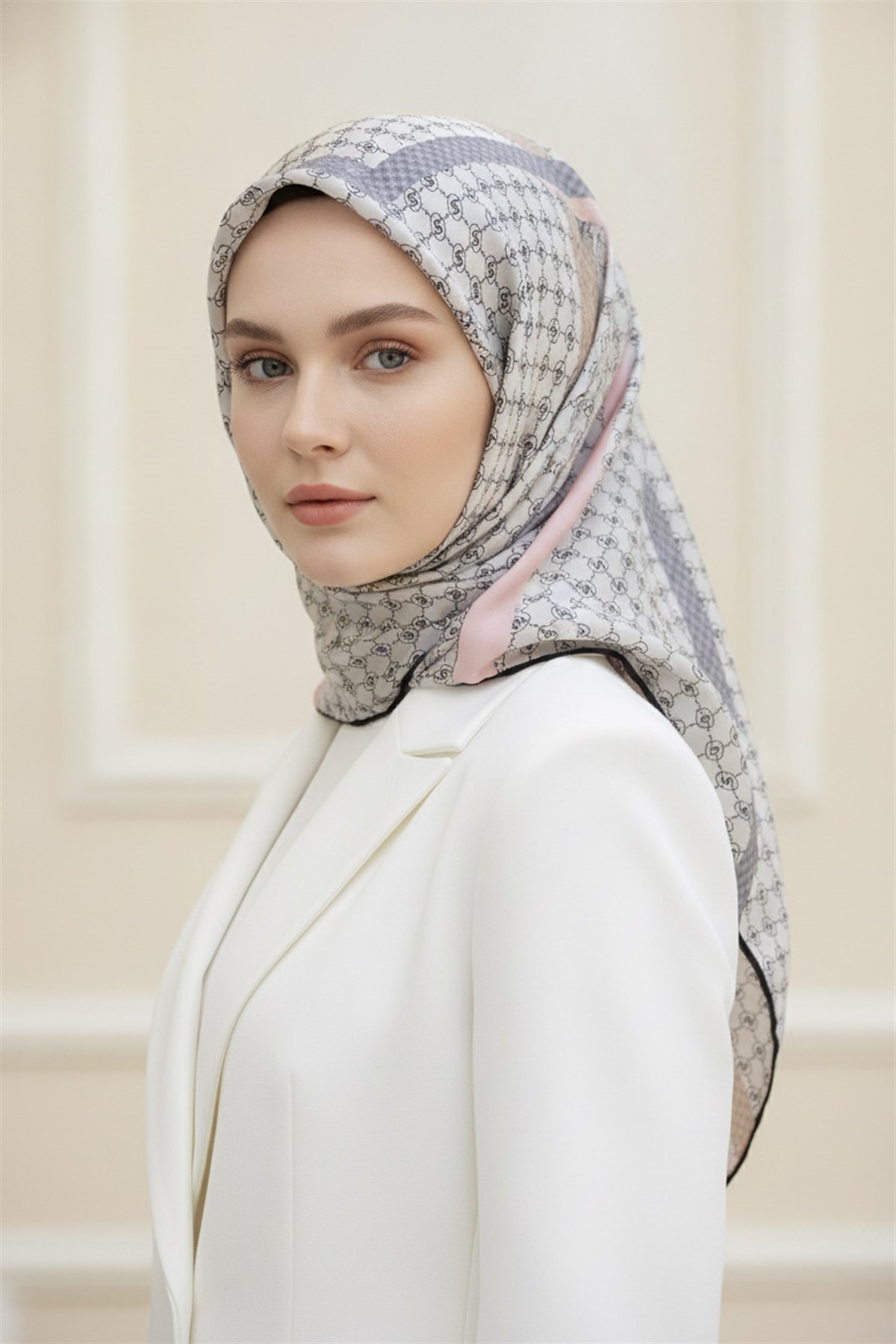 %100 Twill İpek Monogram Ve Şerit Desenli Pembe - Gri Renkli 90x90 Eşarp Dikim Şekli : El Dikişi