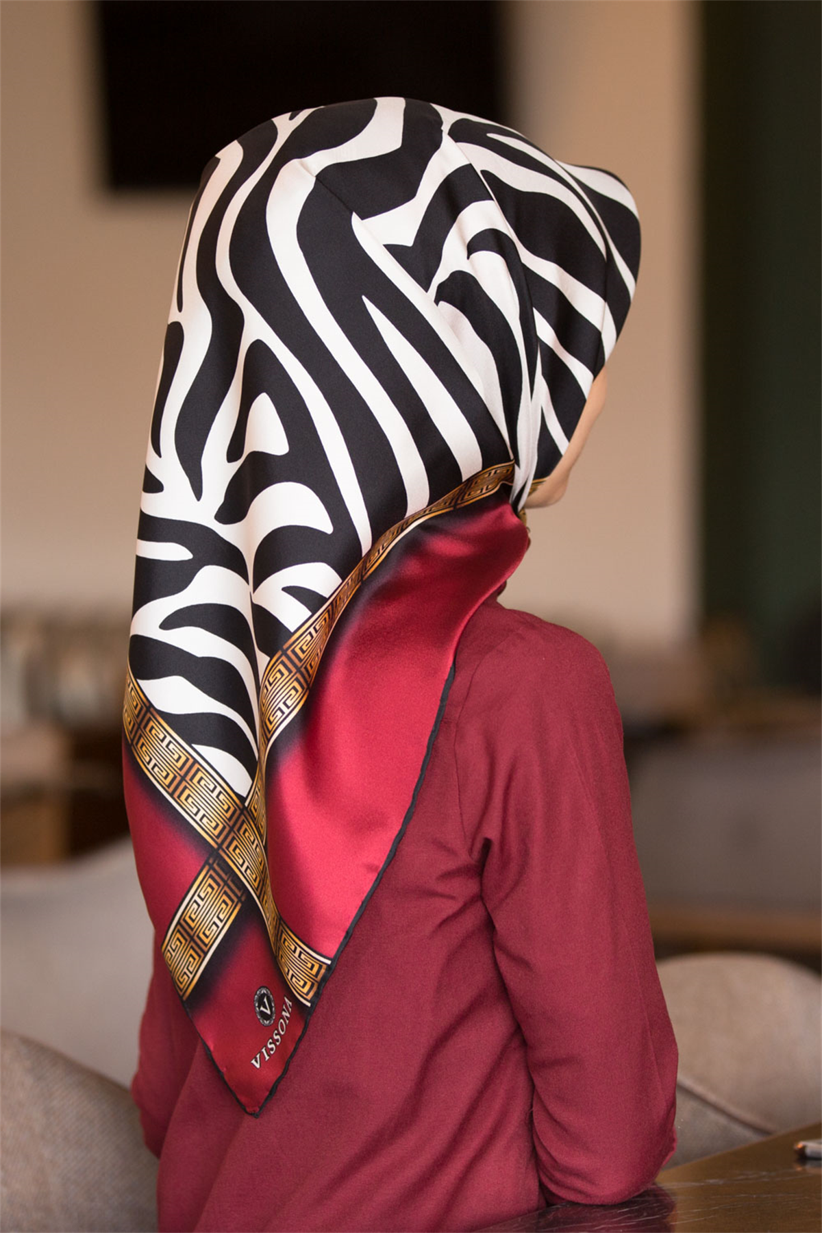 % 57 İPEK % 43 VİSKON Twill İpek Zebra Desenli Bordo - Gold Renkli 90x90 Eşarp Dikim Şekli : El Dikişi