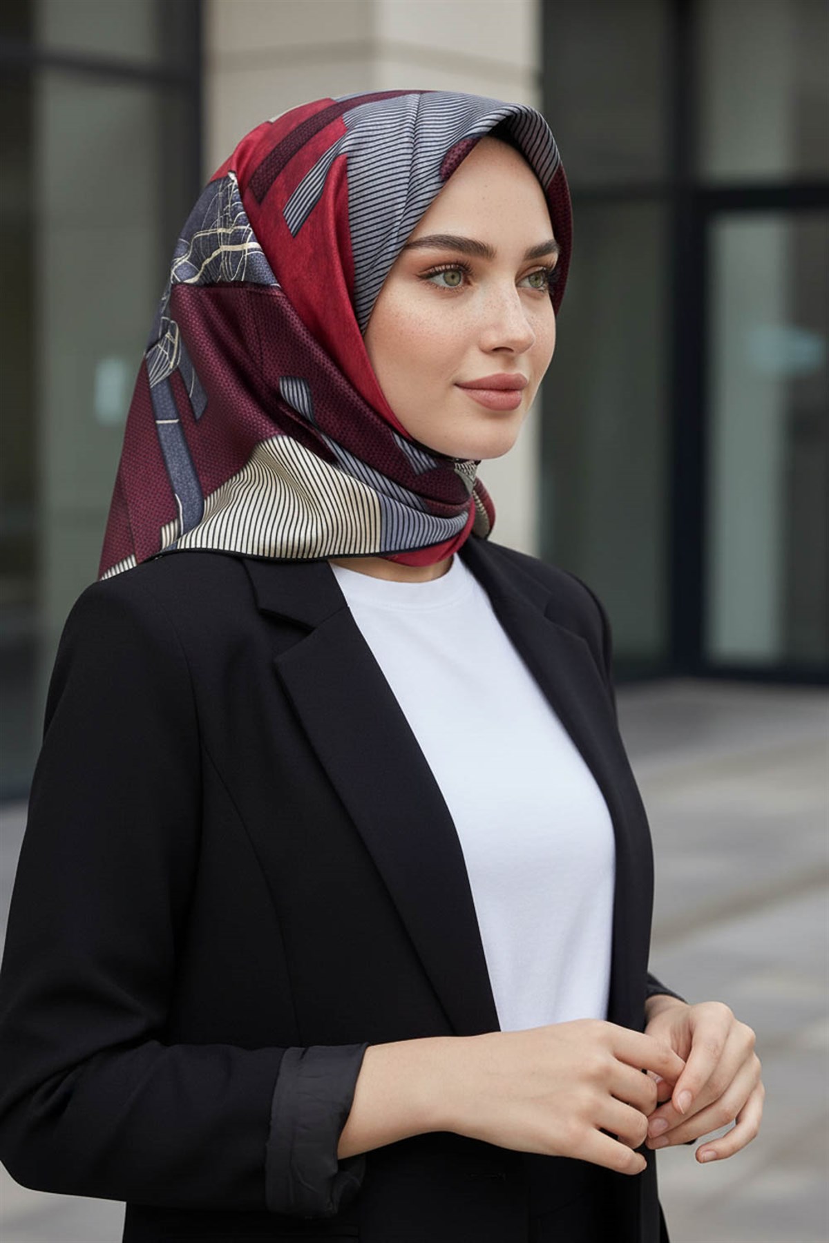 %100 Twill İpek Geometrik Desenli Siyah - Kırmızı Renkli 90x90 Eşarp Dikim Şekli : El Dikişi