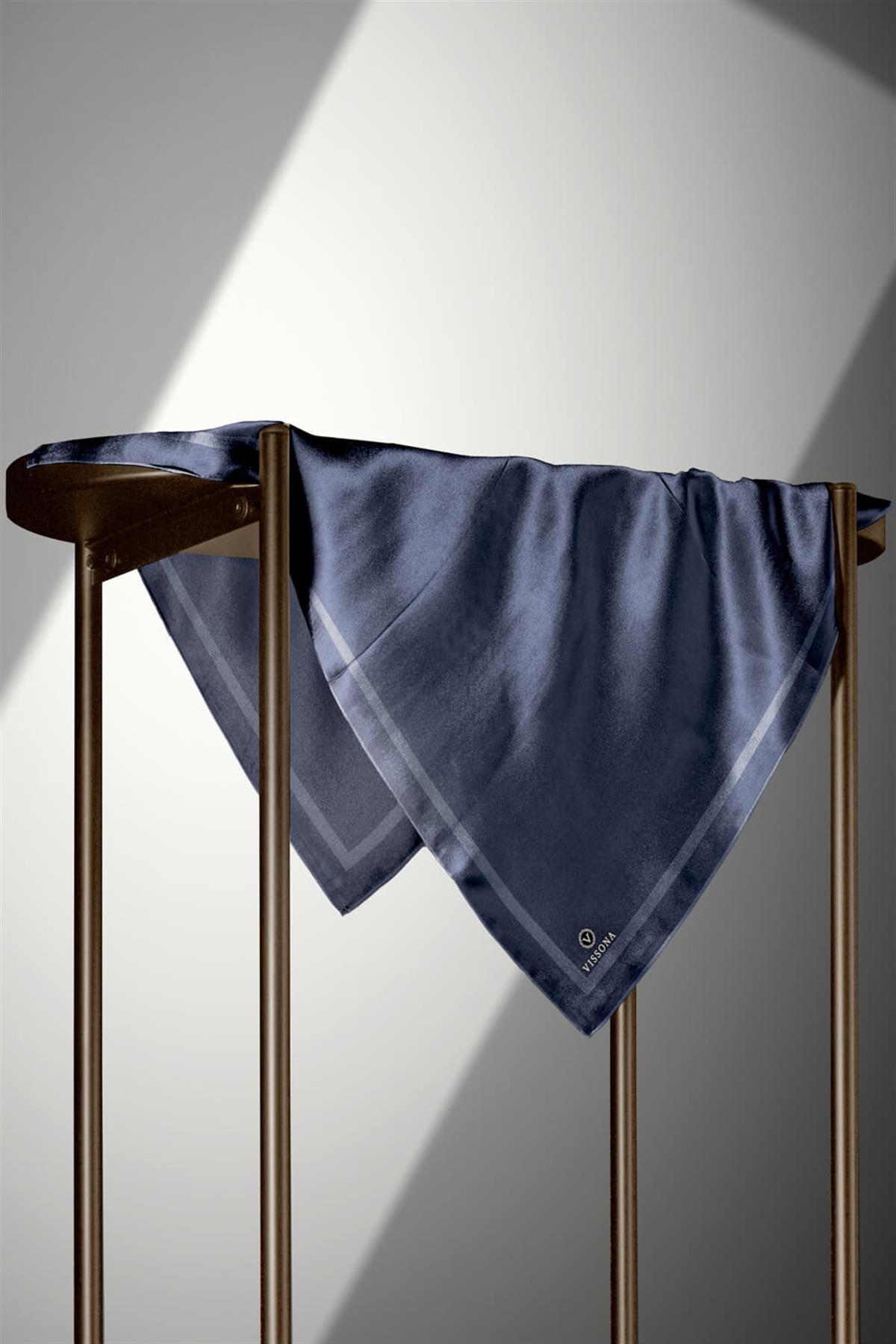 100% Twill İpek Düz Renk Bordür Desenli Gri Renkli Daha Tok Exclusive Serisi 90x90 Dikim Şekli : El Dikişi Eşarp