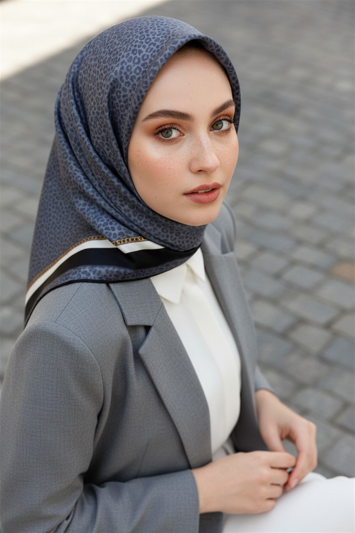 %100 Twill İpek Leopar Desenli Gri Renkli 90x90 Eşarp Dikim Şekli : El Dikişi