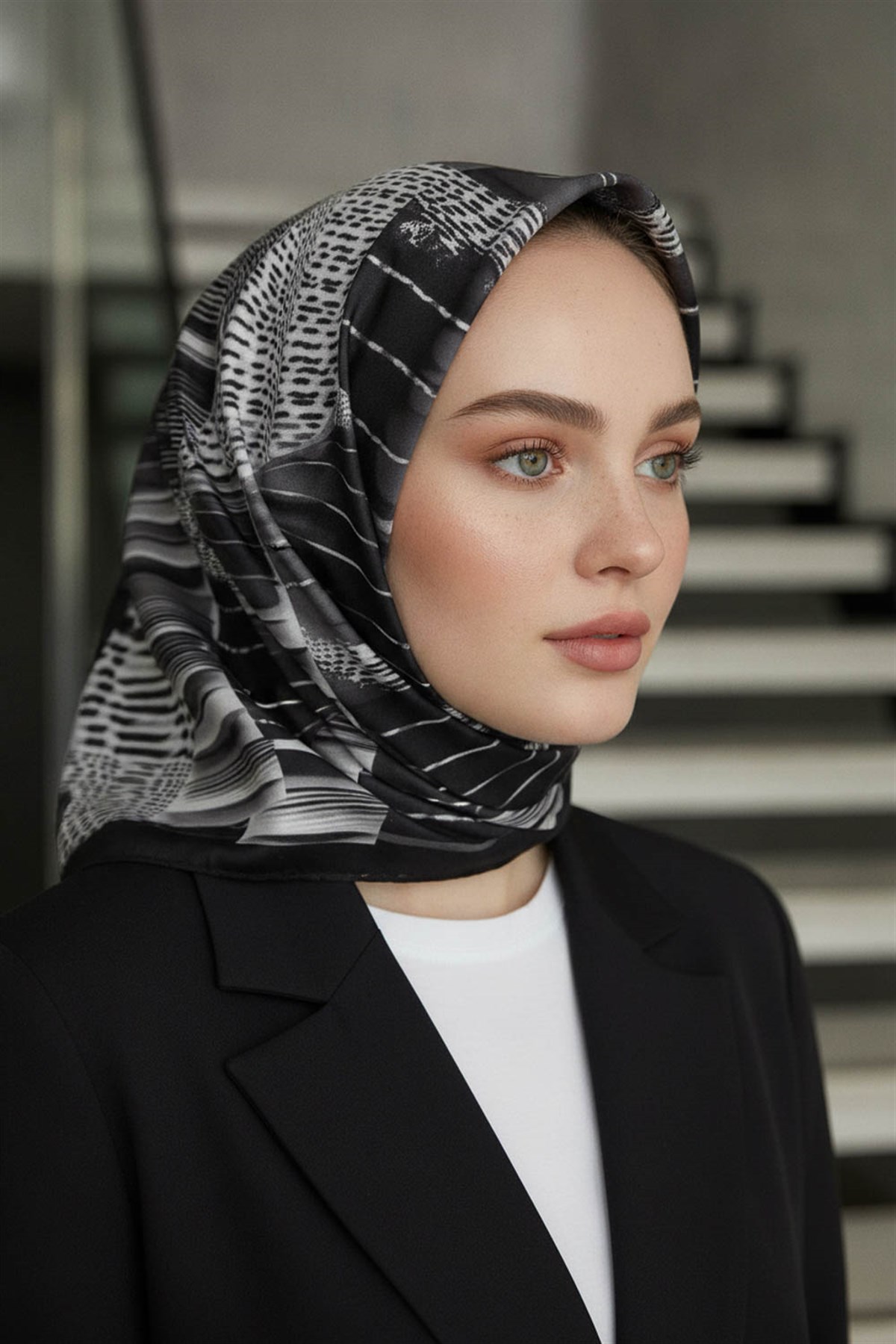 %100 Twill İpek Geometrik Desenli Siyah - Beyaz Renkli 90x90 Eşarp Dikim Şekli : El Dikişi
