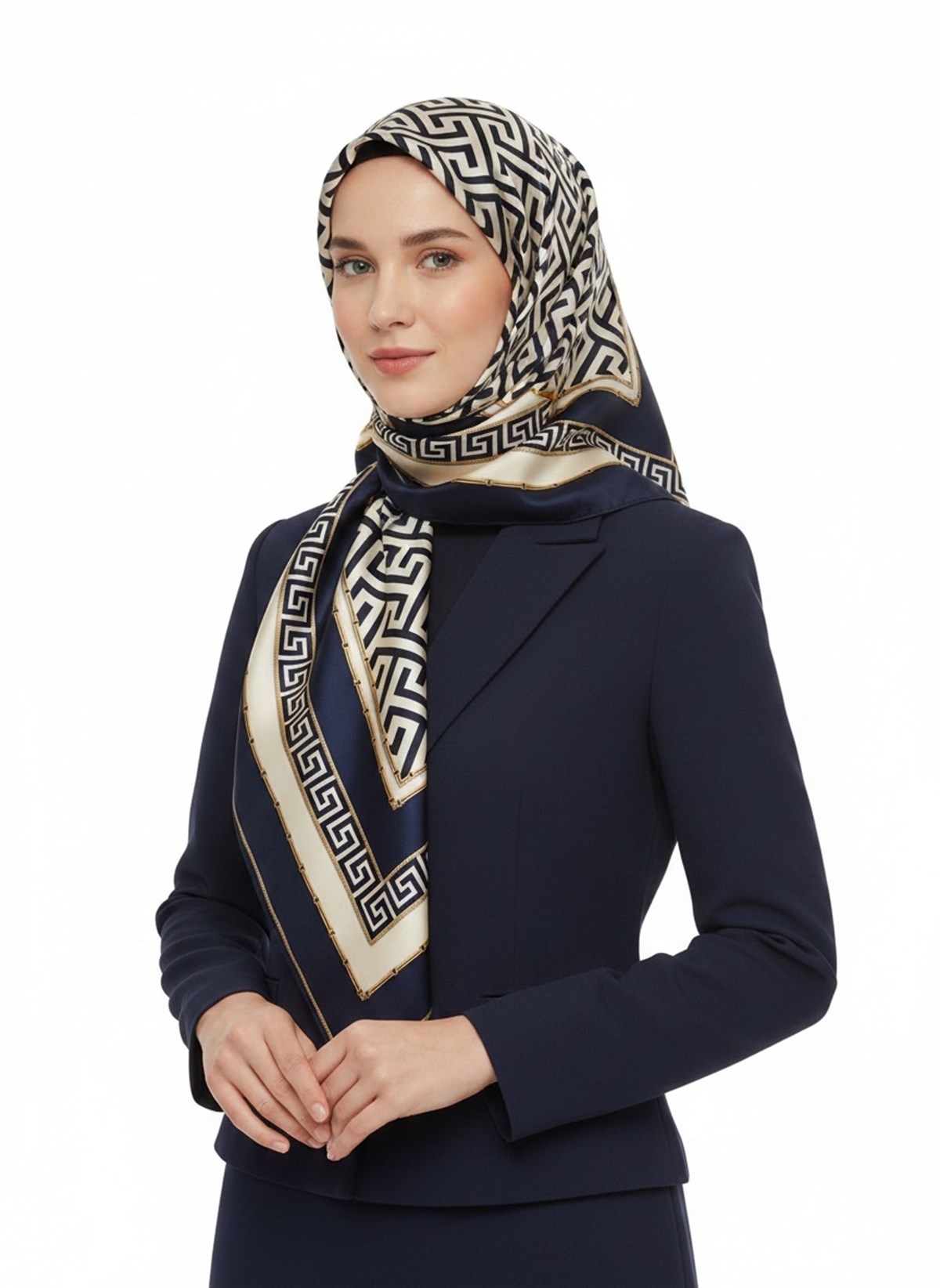 %100 Twill İpek Labirent Ve Geometrik Desenli Lacivert - Krem Renkli 90x90 Eşarp Dikim Şekli : El Dikişi