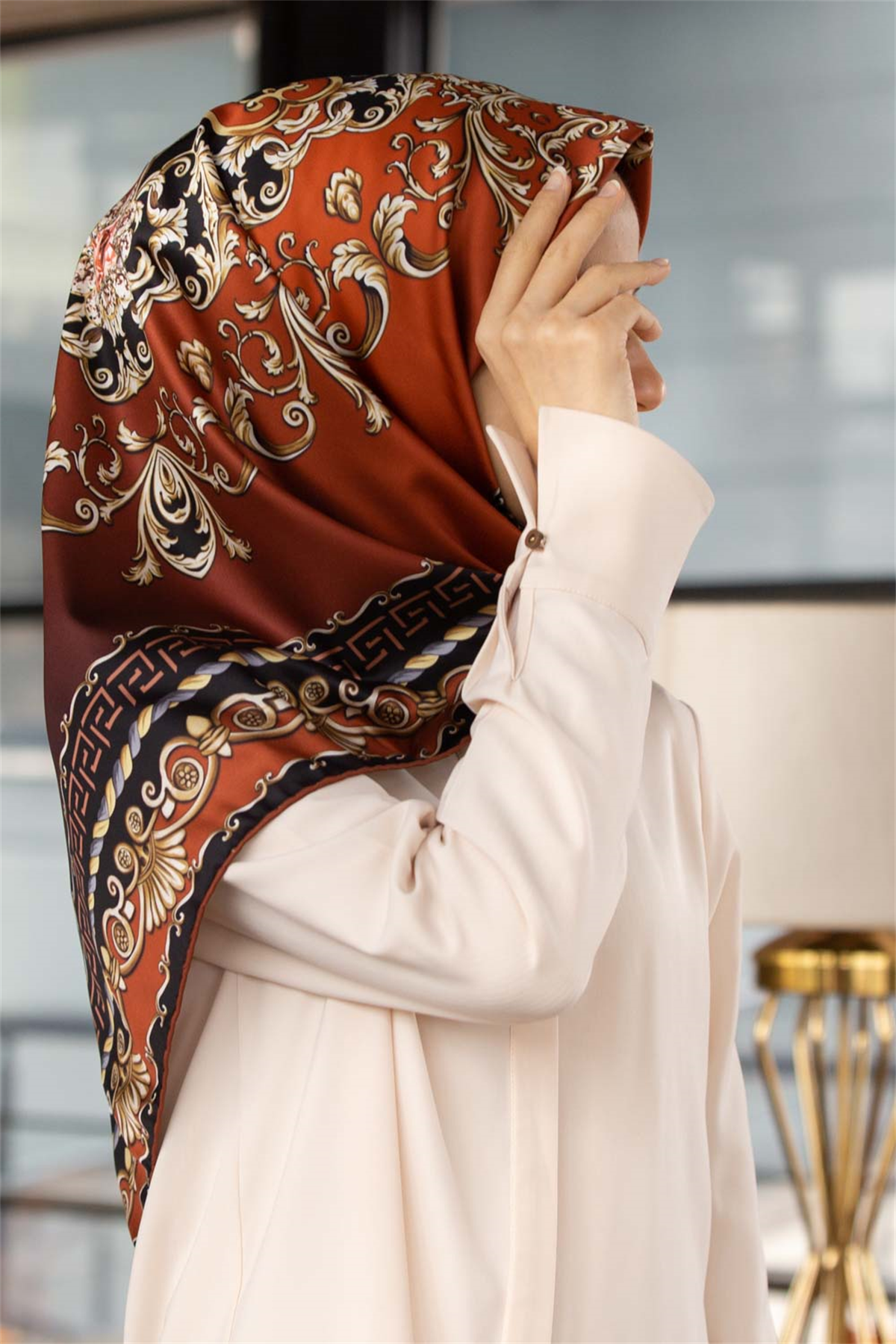 Twill Barok Desenli Siyah - Taba Renkli 90x90 Eşarp (İpek İçermez) Dikim Şekli : El Dikişi