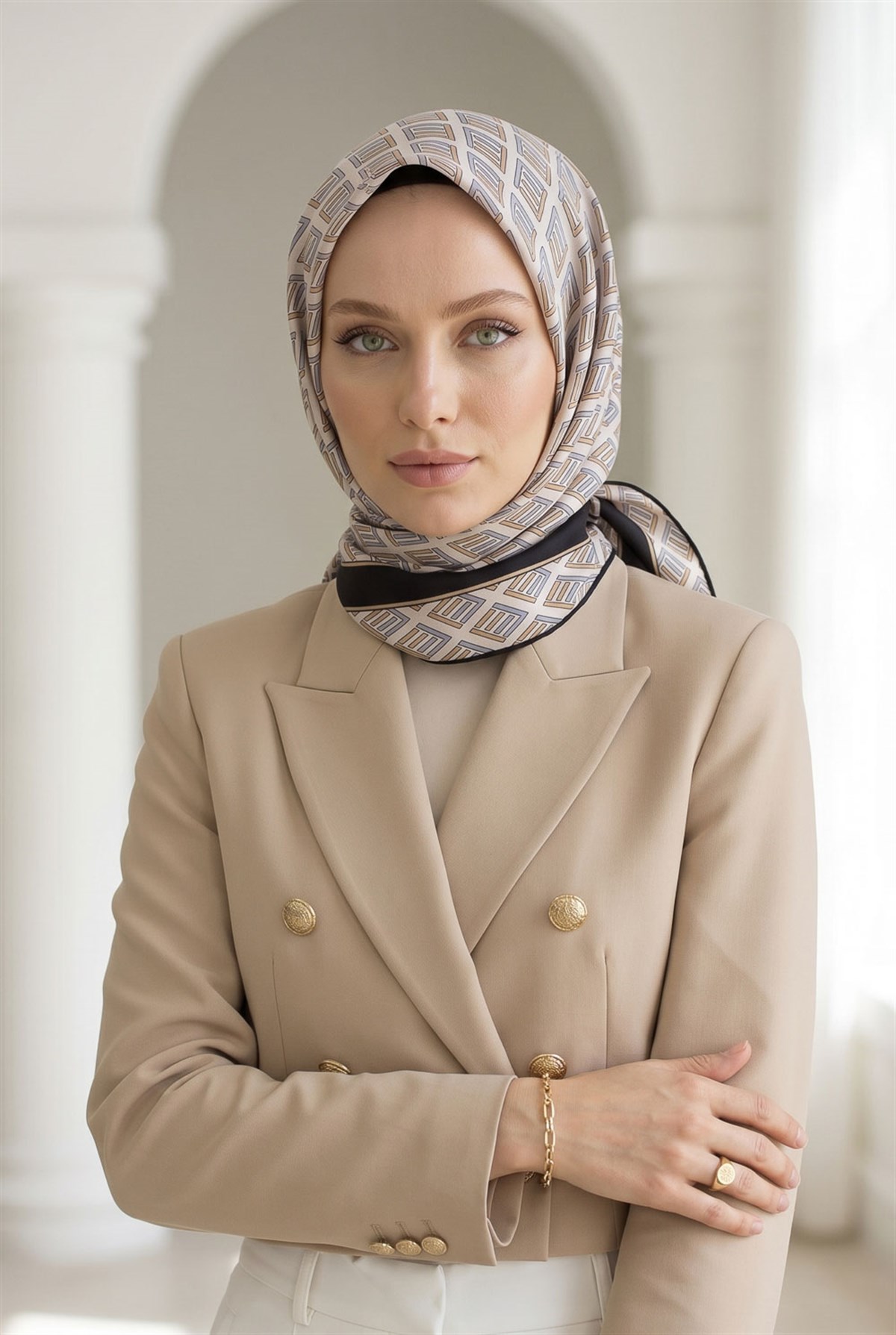 % 57 İPEK % 43 VİSKON Twill İpek Geometrik Desenli Gri - Bej Renkli 90x90 Eşarp Dikim Şekli : El Dikişi