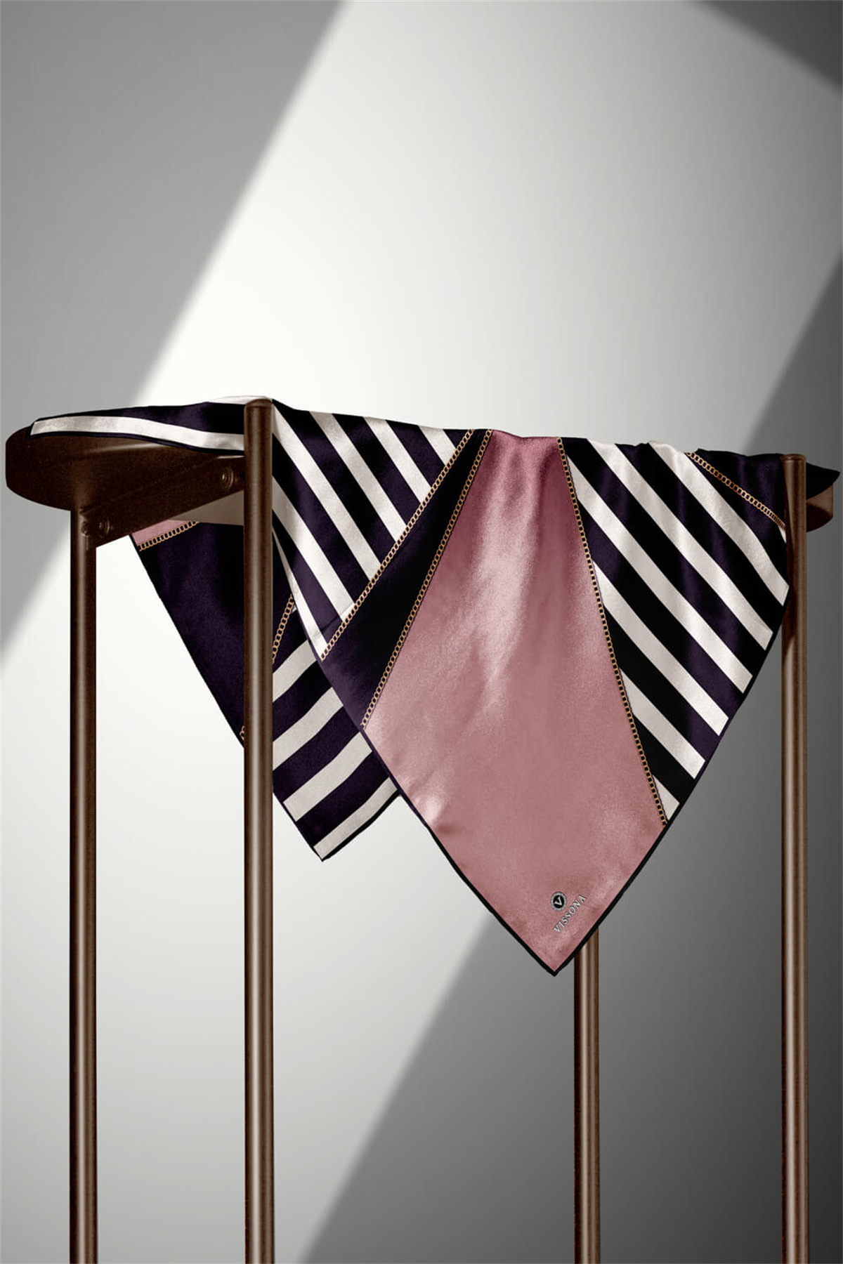 %100 Twill İpek Zincirli Çizgi Desenli Pudra - Siyah Renkli 90x90 Eşarp Dikim Şekli : El Dikişi