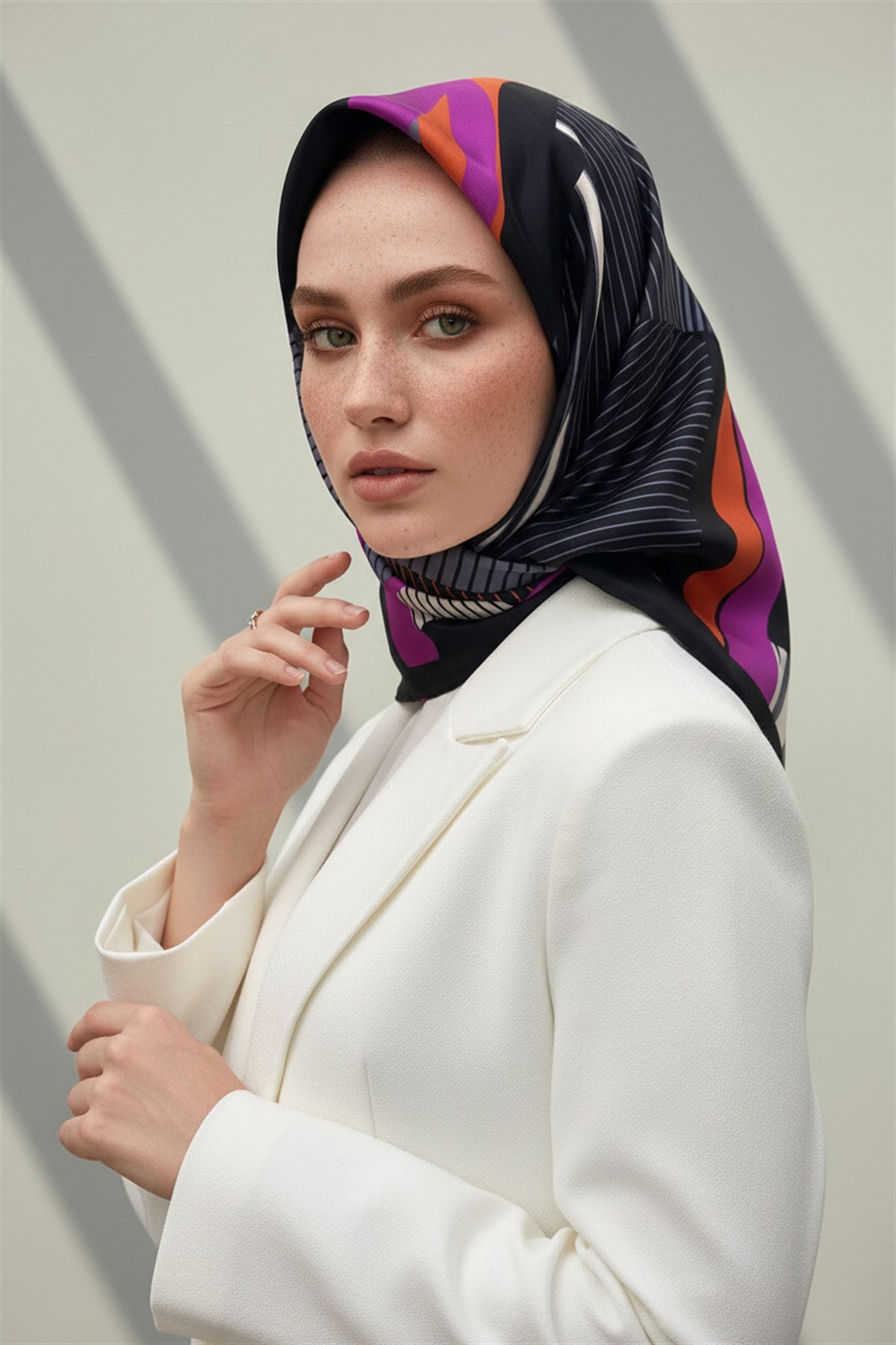 %100 Twill İpek Çizgili Geometrik Desenli Siyah - Gri Renkli 90x90 Eşarp Dikim Şekli : El Dikişi