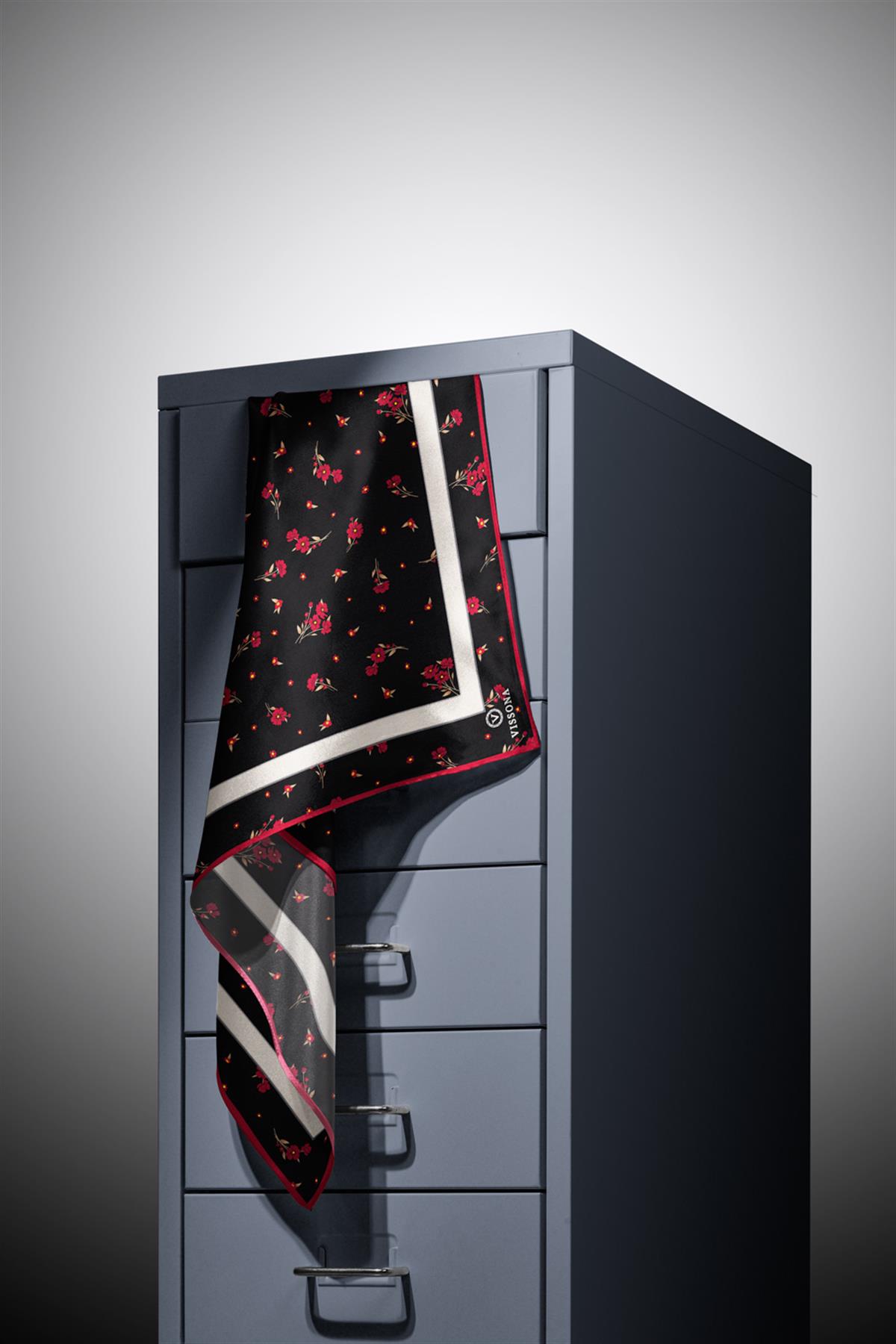 100% Twill İpek Bordürlü Çıtır Çiçek Desenli Siyah - Bordo Renkli 90x90 Dikim Şekli : El Dikişi Eşarp