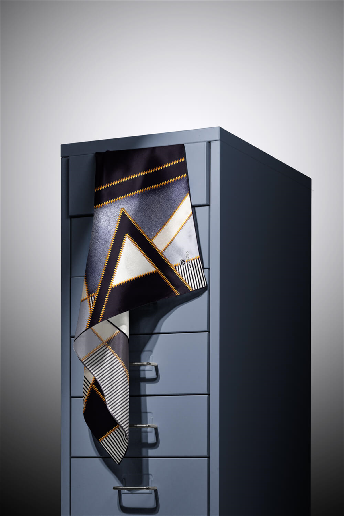 % 57 İPEK % 43 VİSKON Twill İpek Geometrik Desenli Gümüş - Siyah Renkli 90x90 Eşarp Dikim Şekli : El Dikişi